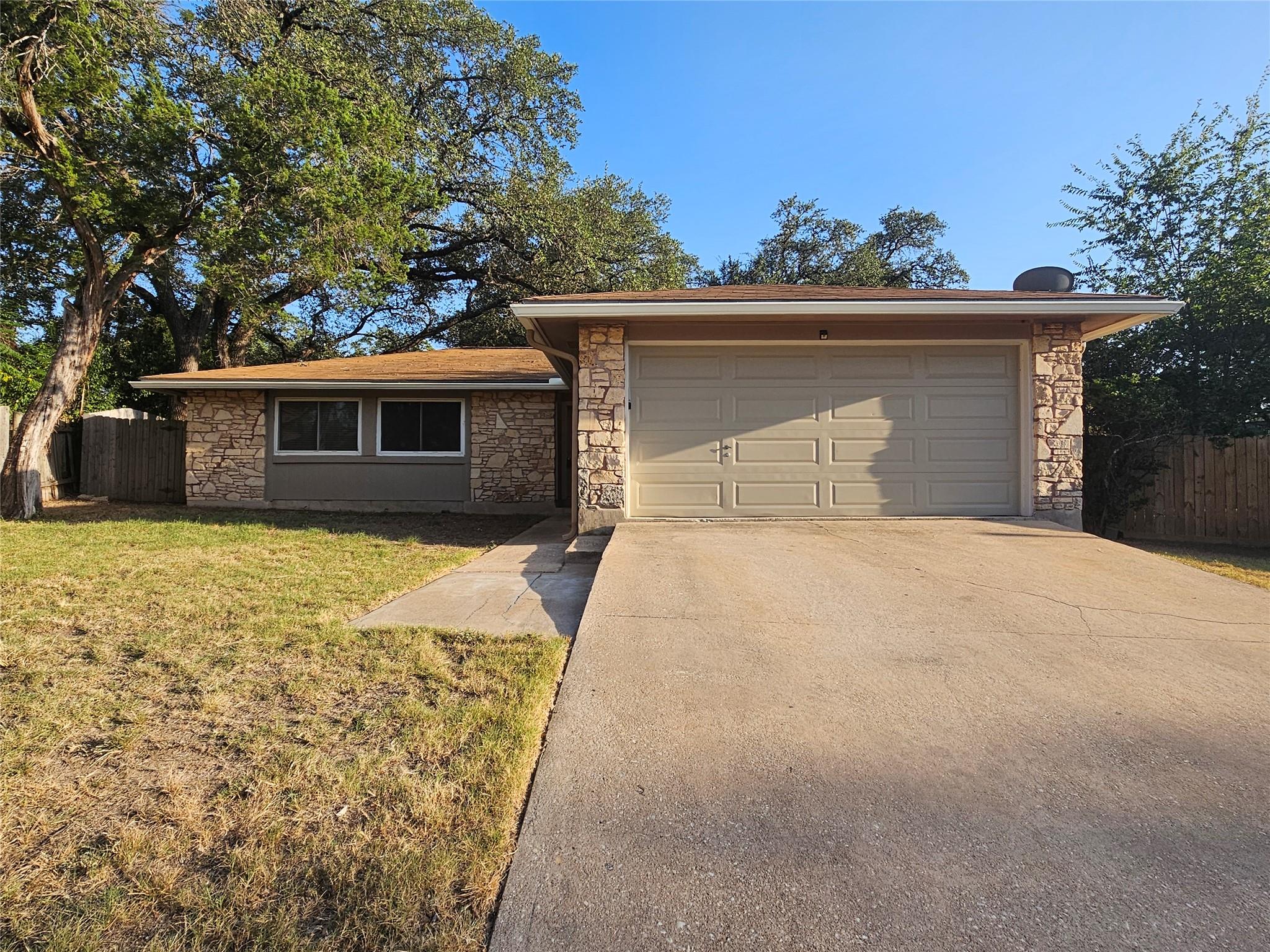 Listing photo 1 of 8005  Creekmere Ln