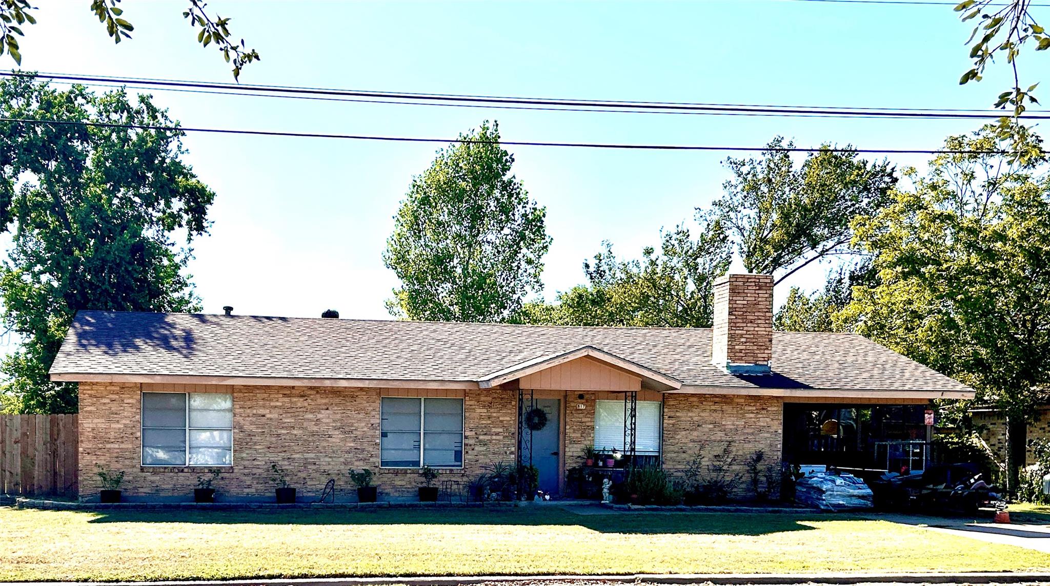 Mid-century brick exterior features a wide archit