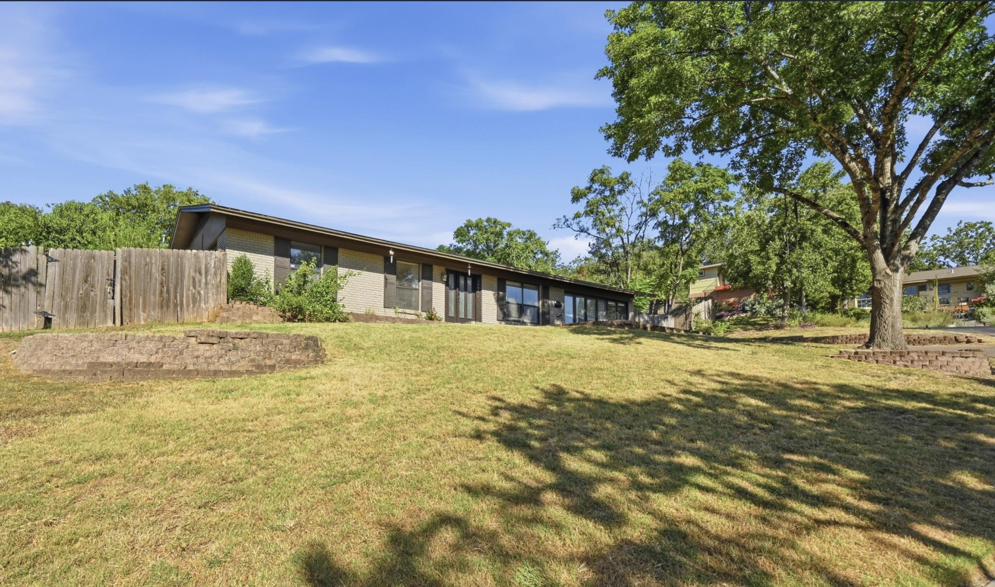 Listing photo 1 of 2600  Oakhaven Dr