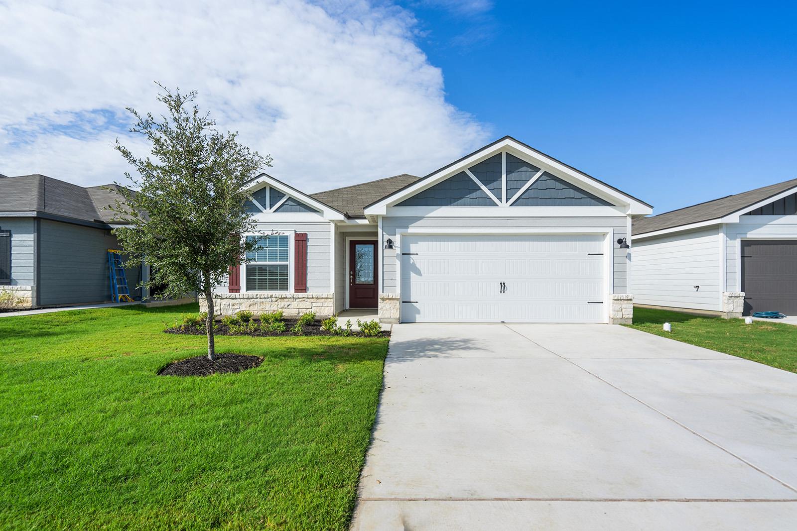 Contemporary single-story residence featuring lig