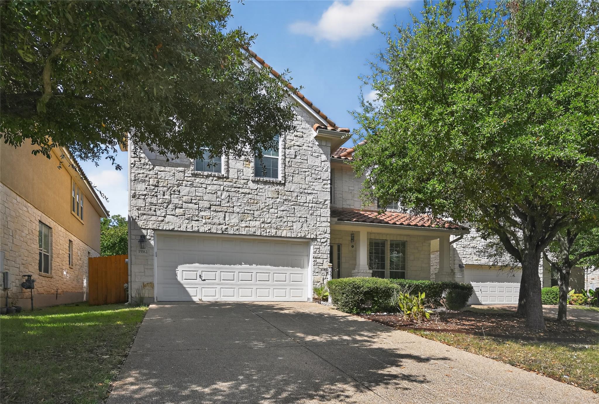 Listing photo 1 of 15512  Interlachen Dr
