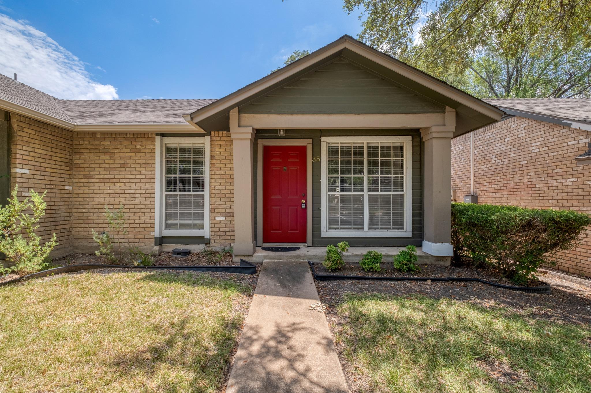 Listing photo 1 of 1015 E Yager Ln  #35