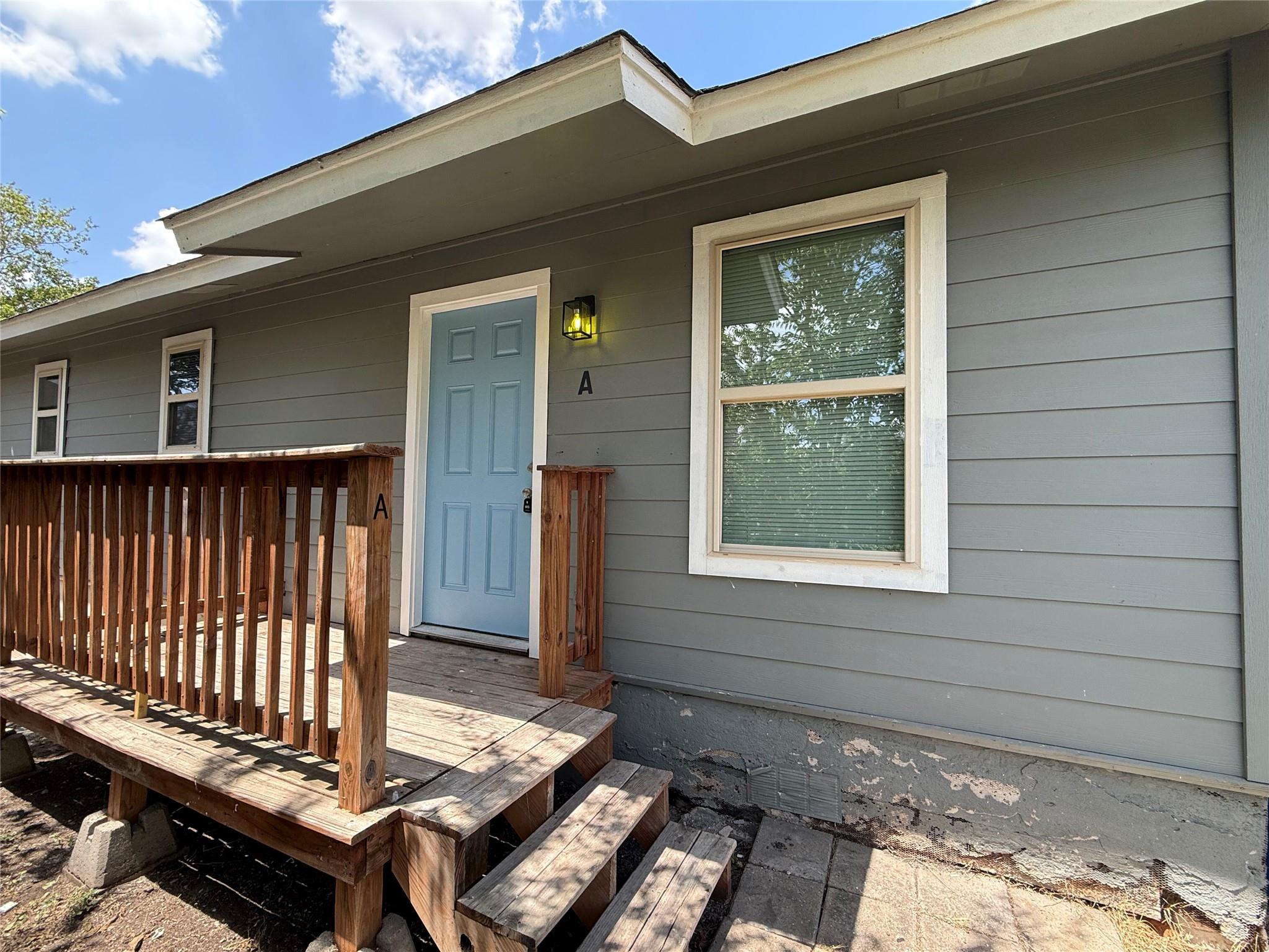Listing photo 1 of 1009  Alex St  #A