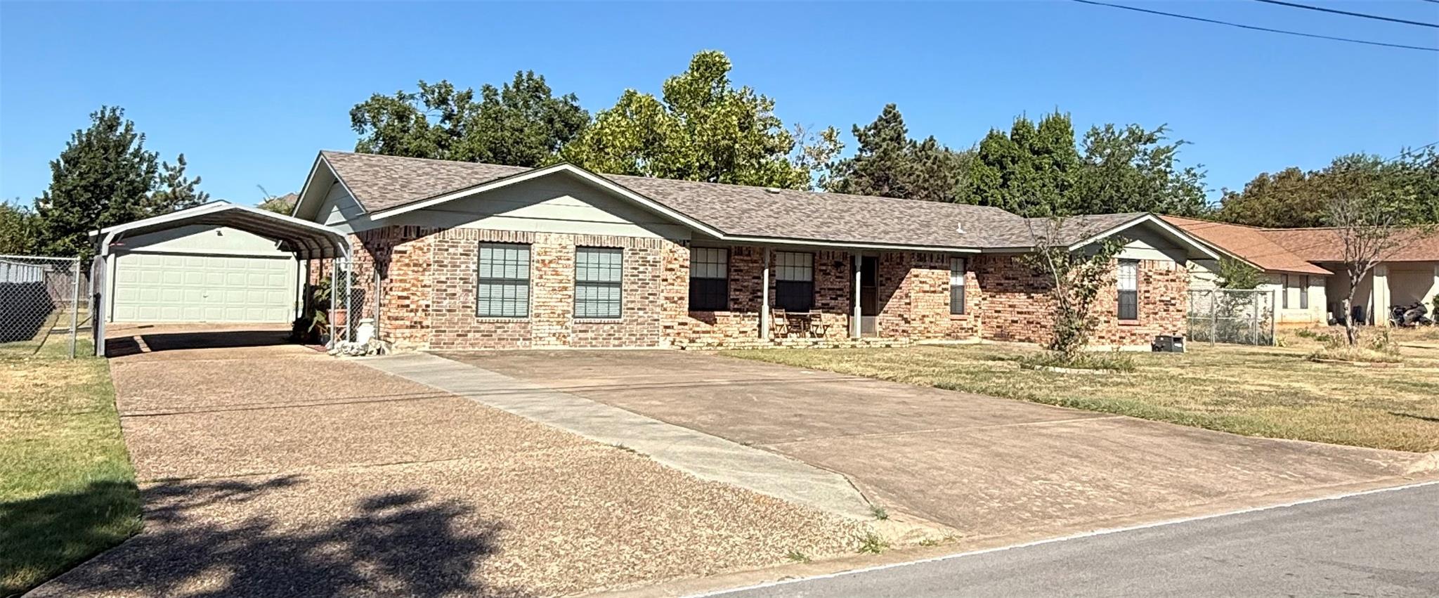 Listing photo 1 of 205  Parkway Dr