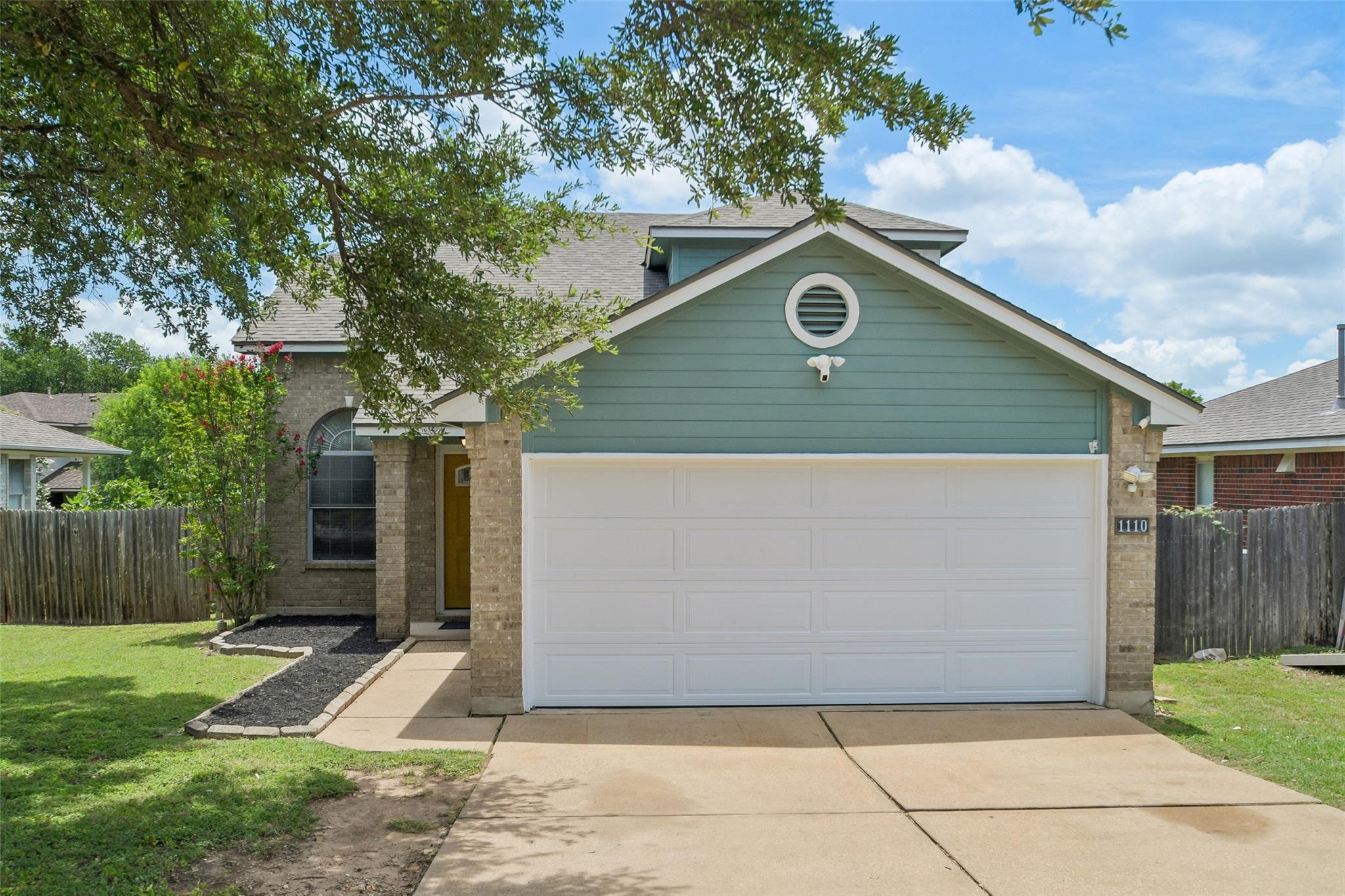 Listing photo 1 of 1110  Brashear Ln