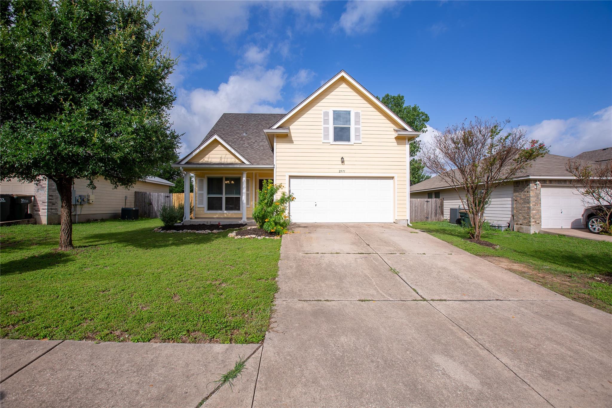 Listing photo 1 of 2571A  Georgian Dr