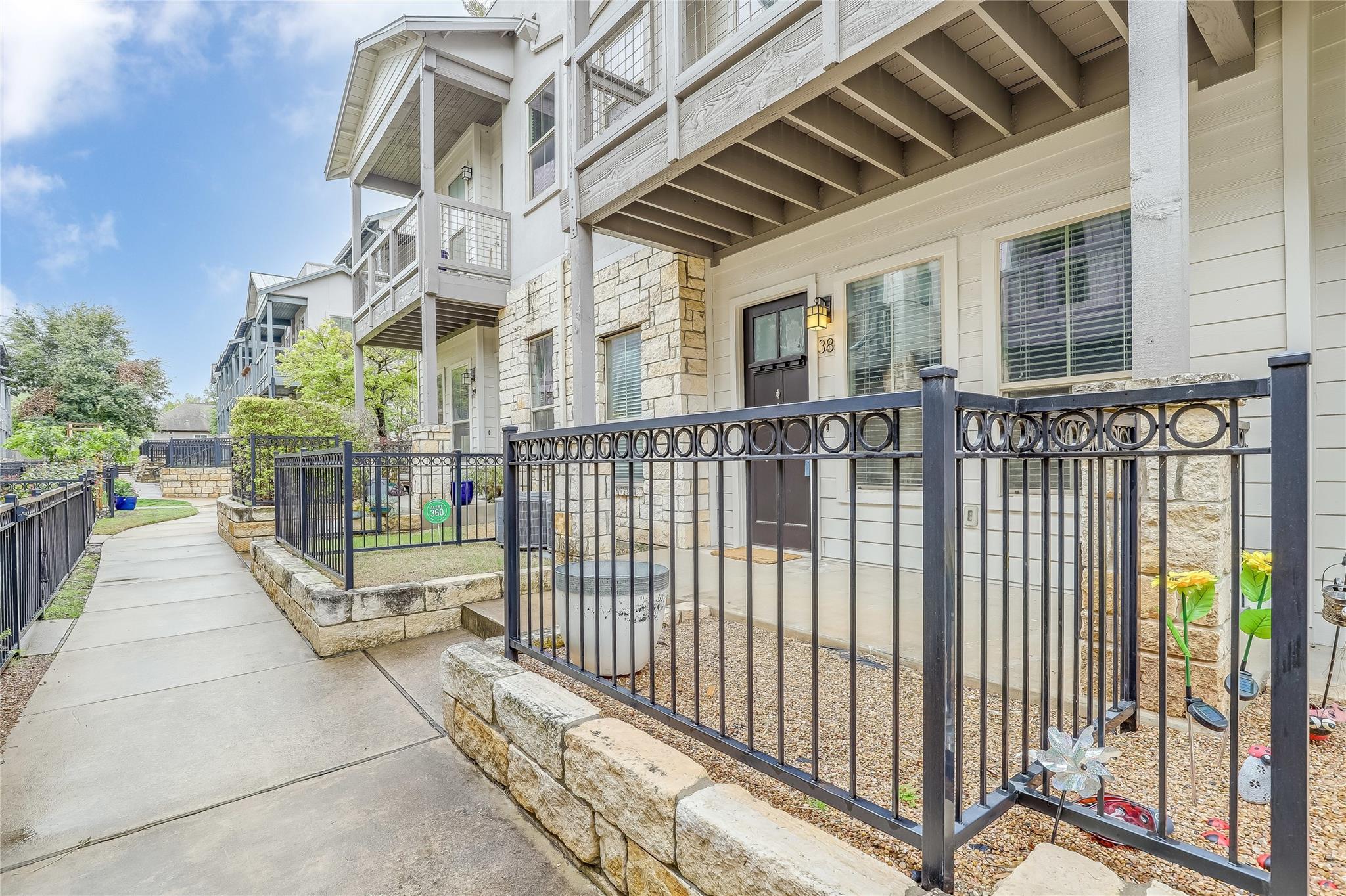 Listing photo 1 of 2520  Bluebonnet Ln  #38