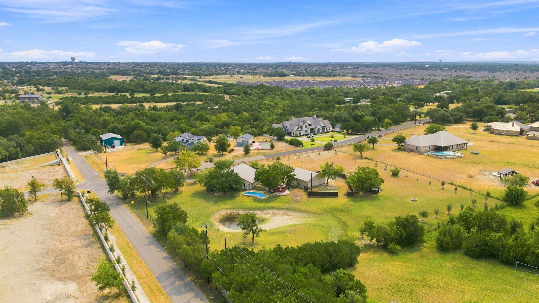 Listing photo 1 of 102  Valley View Dr E