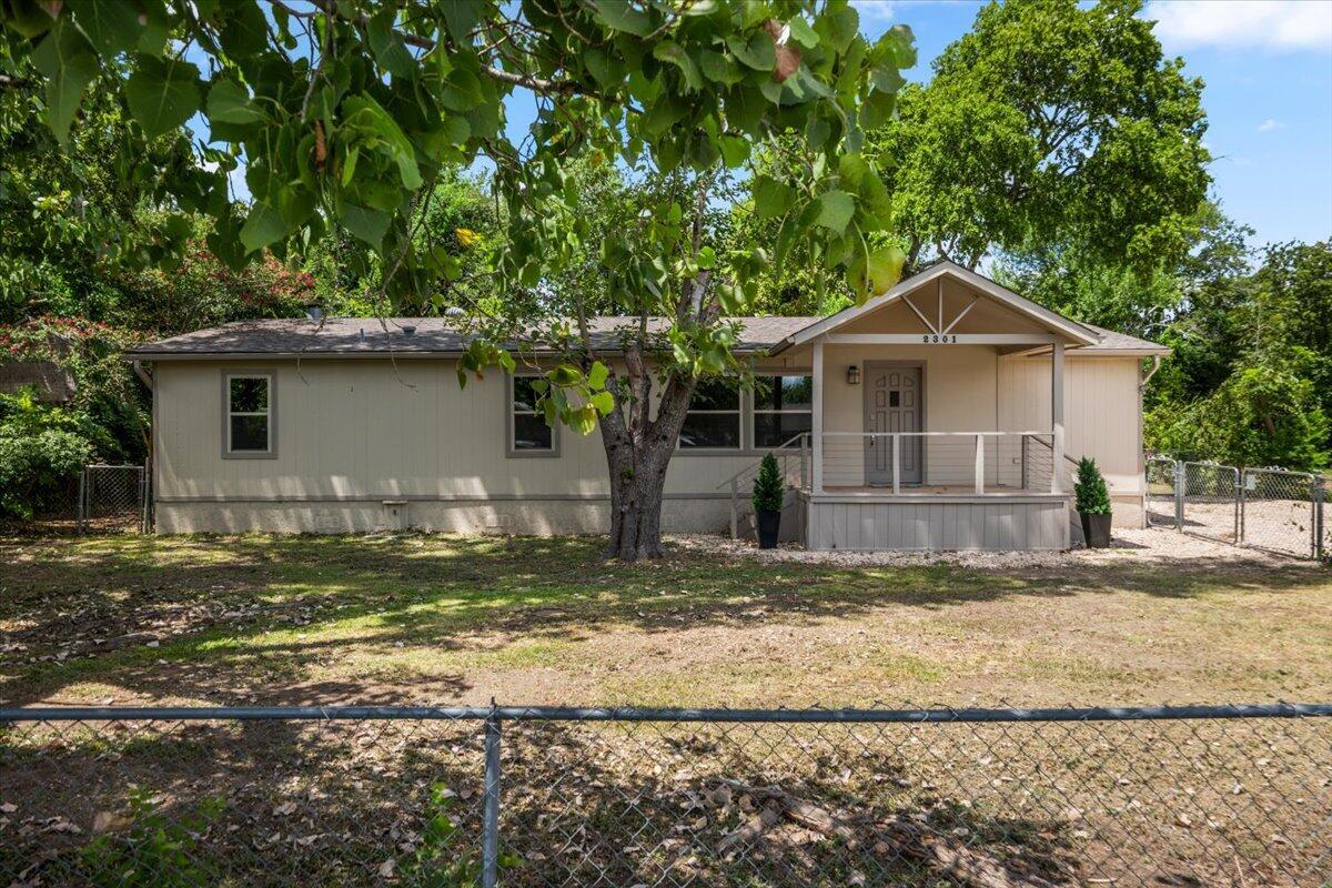 Listing photo 1 of 2301  Sumac Ln