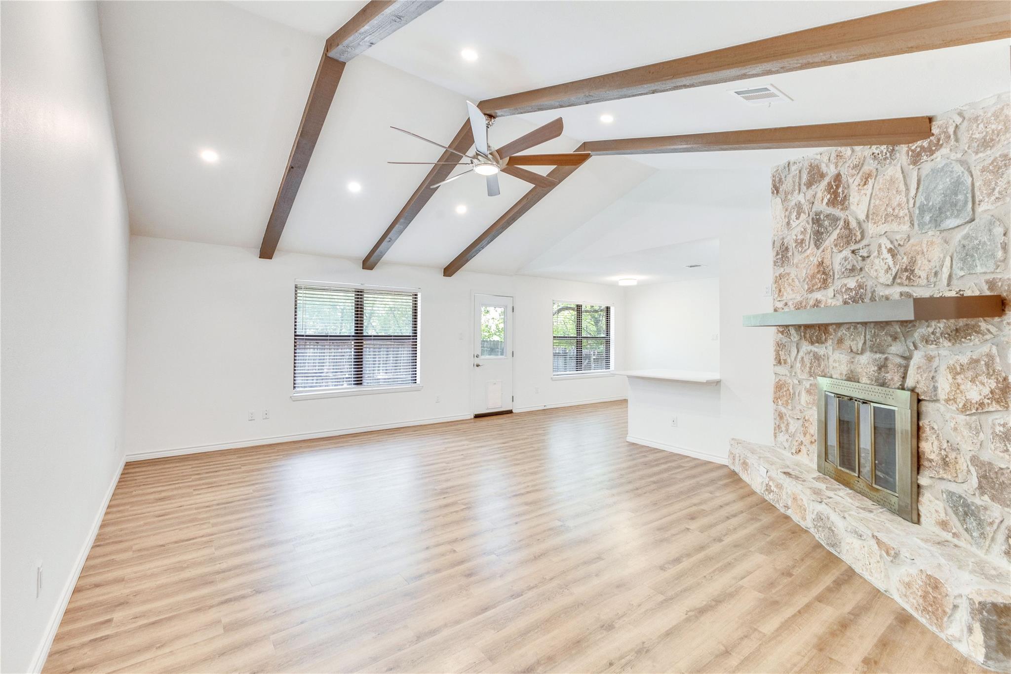 Listing photo 1 of 1410  Vista Ridge Cv