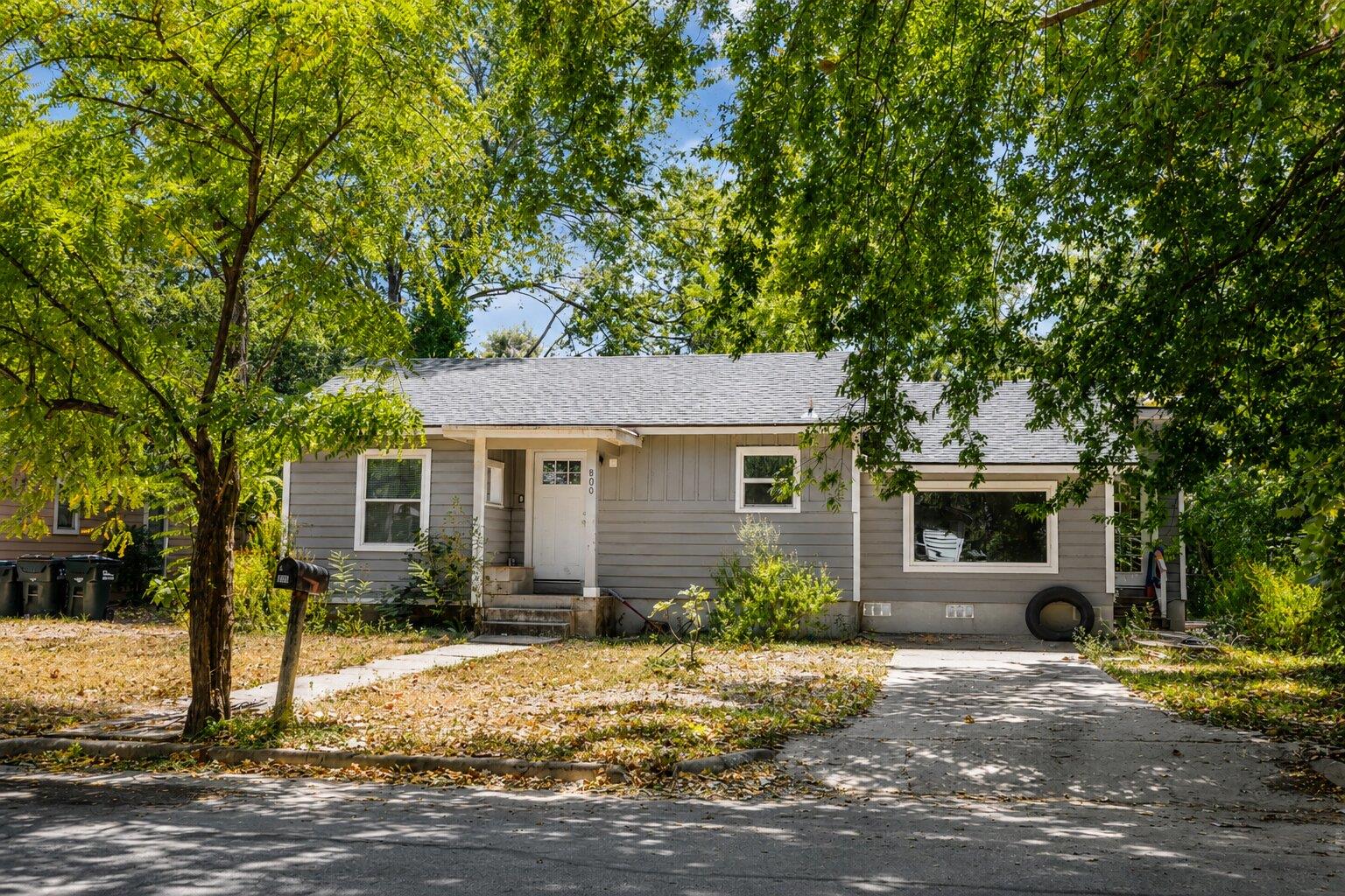 Listing photo 1 of 800  Barbara Dr