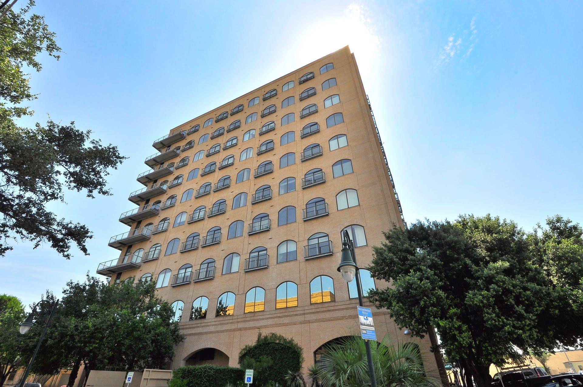 Listing photo 1 of 507  Sabine St  #304