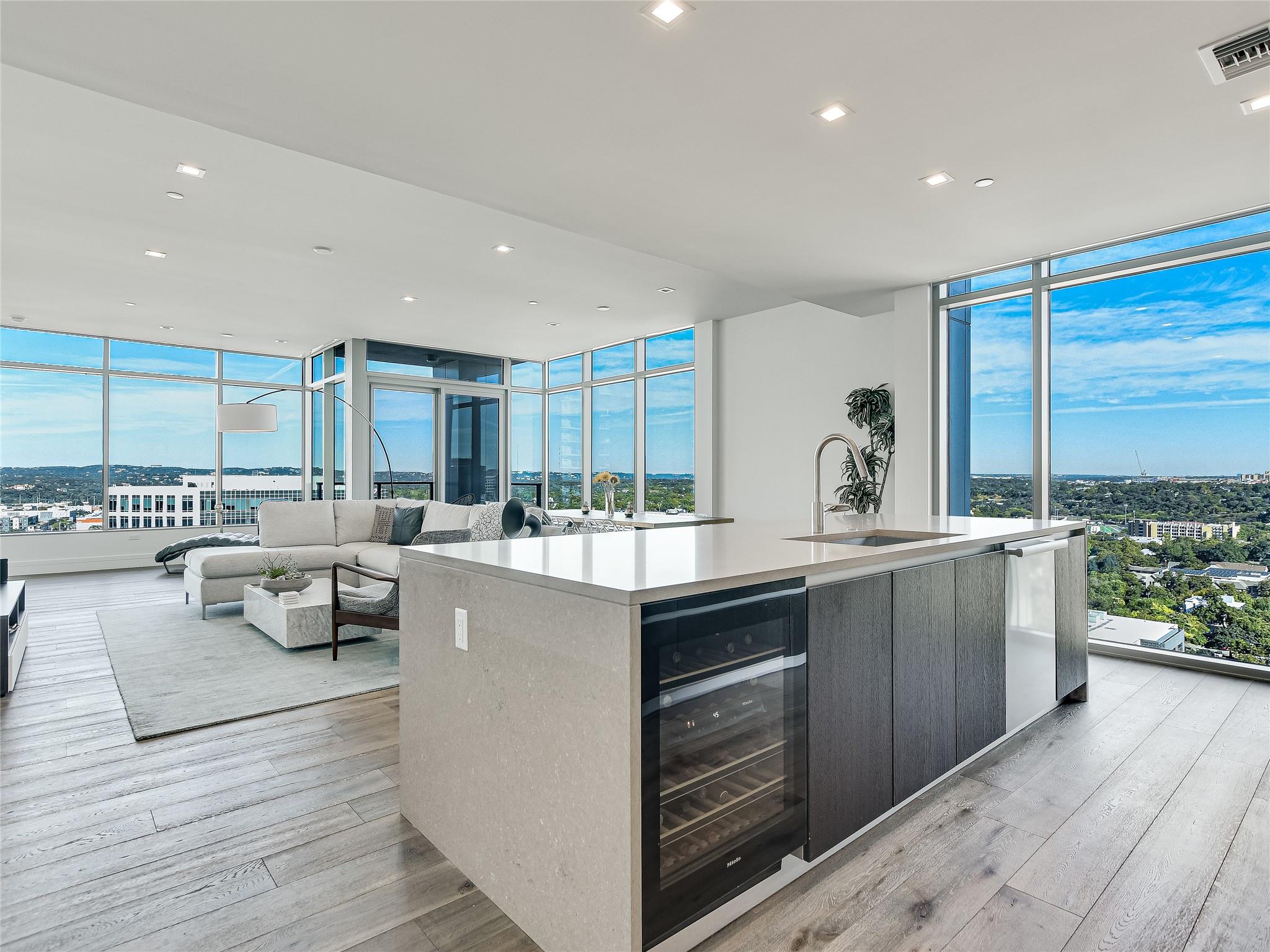 Listing photo 1 of 501  West Ave  #2004