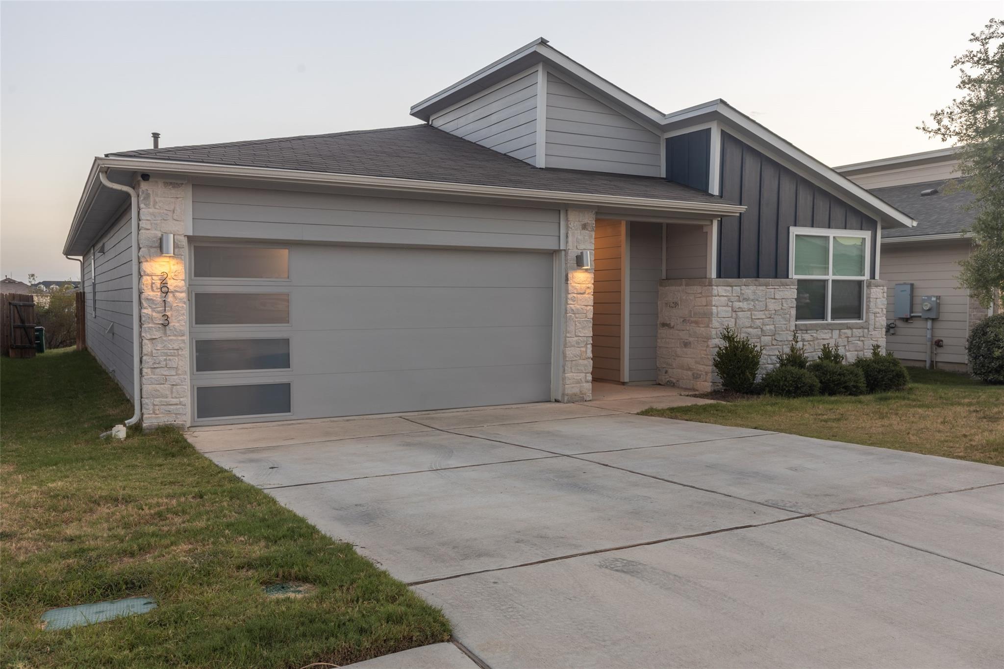 Listing photo 1 of 2913  Louris Ln