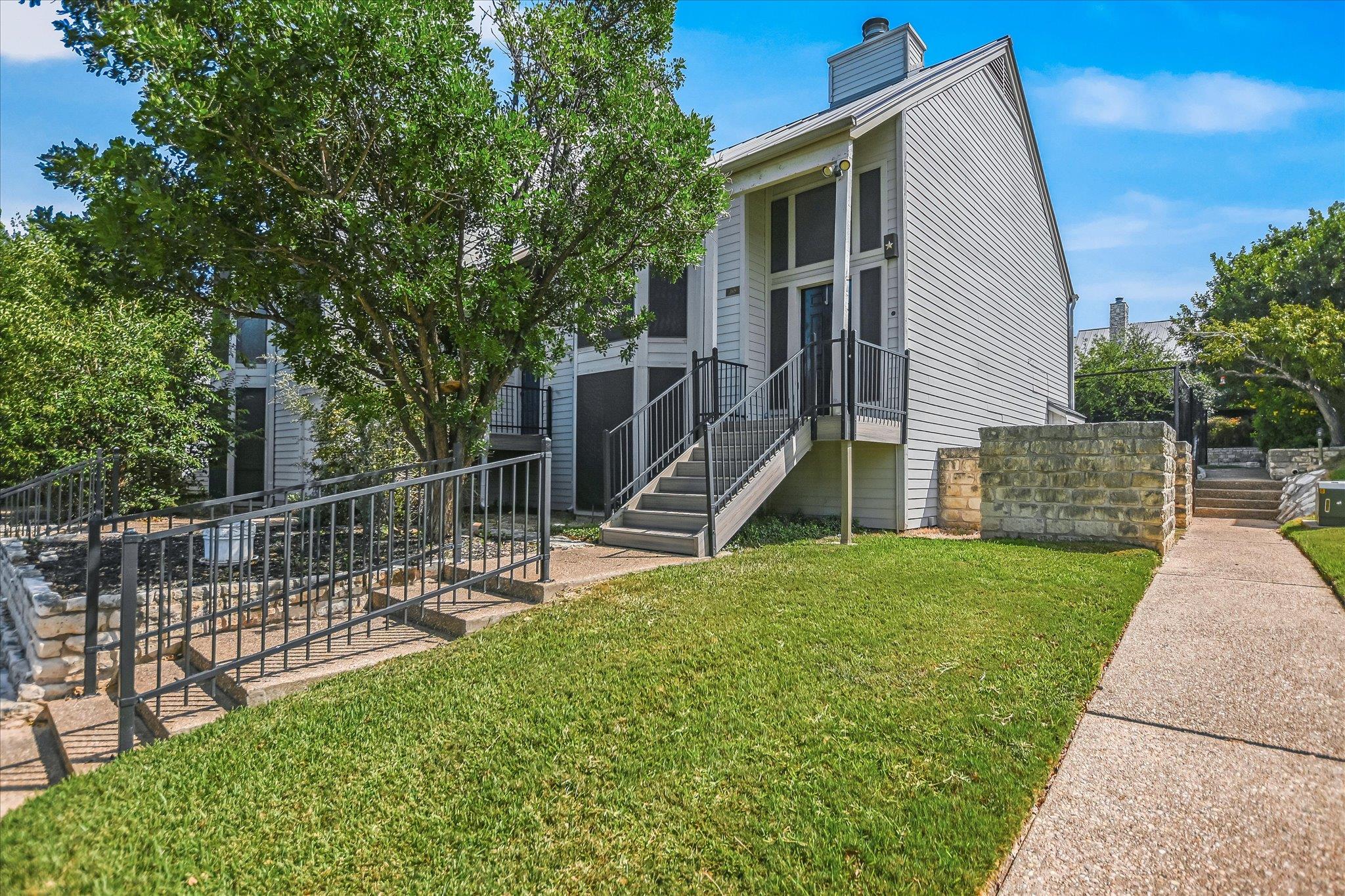 Listing photo 1 of 169  World Of Tennis Sq