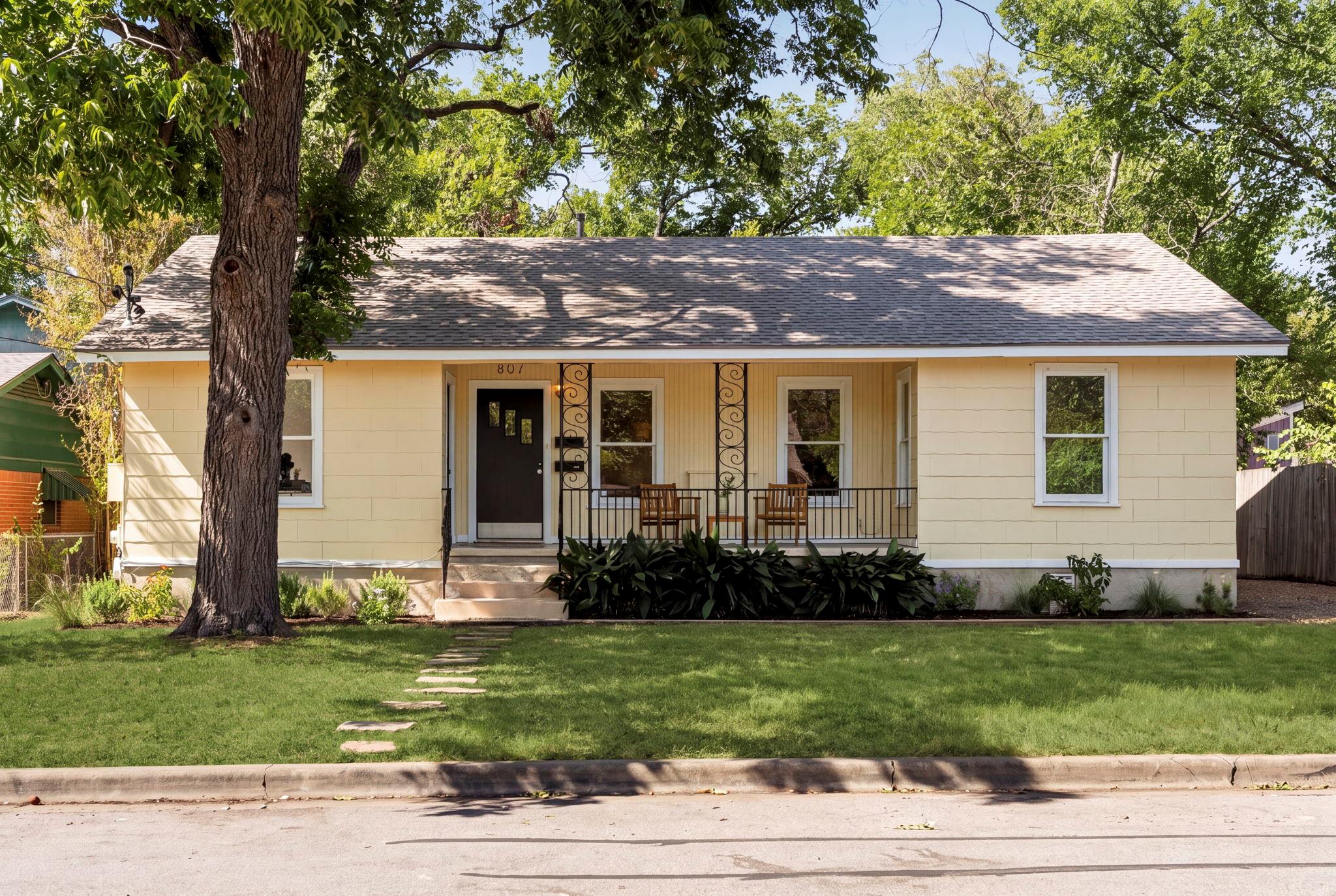 Listing photo 1 of 807 E 49th St