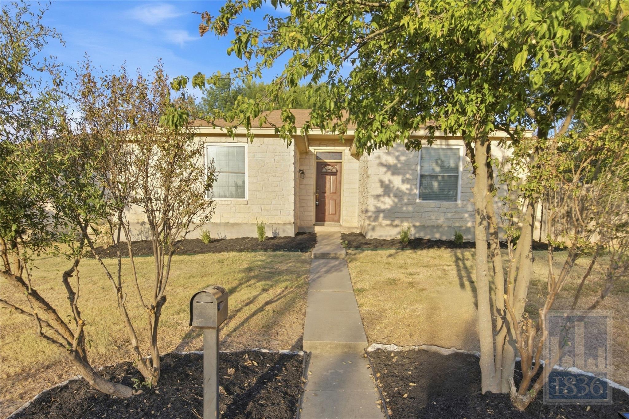 Listing photo 1 of 2305  Stratford Dr