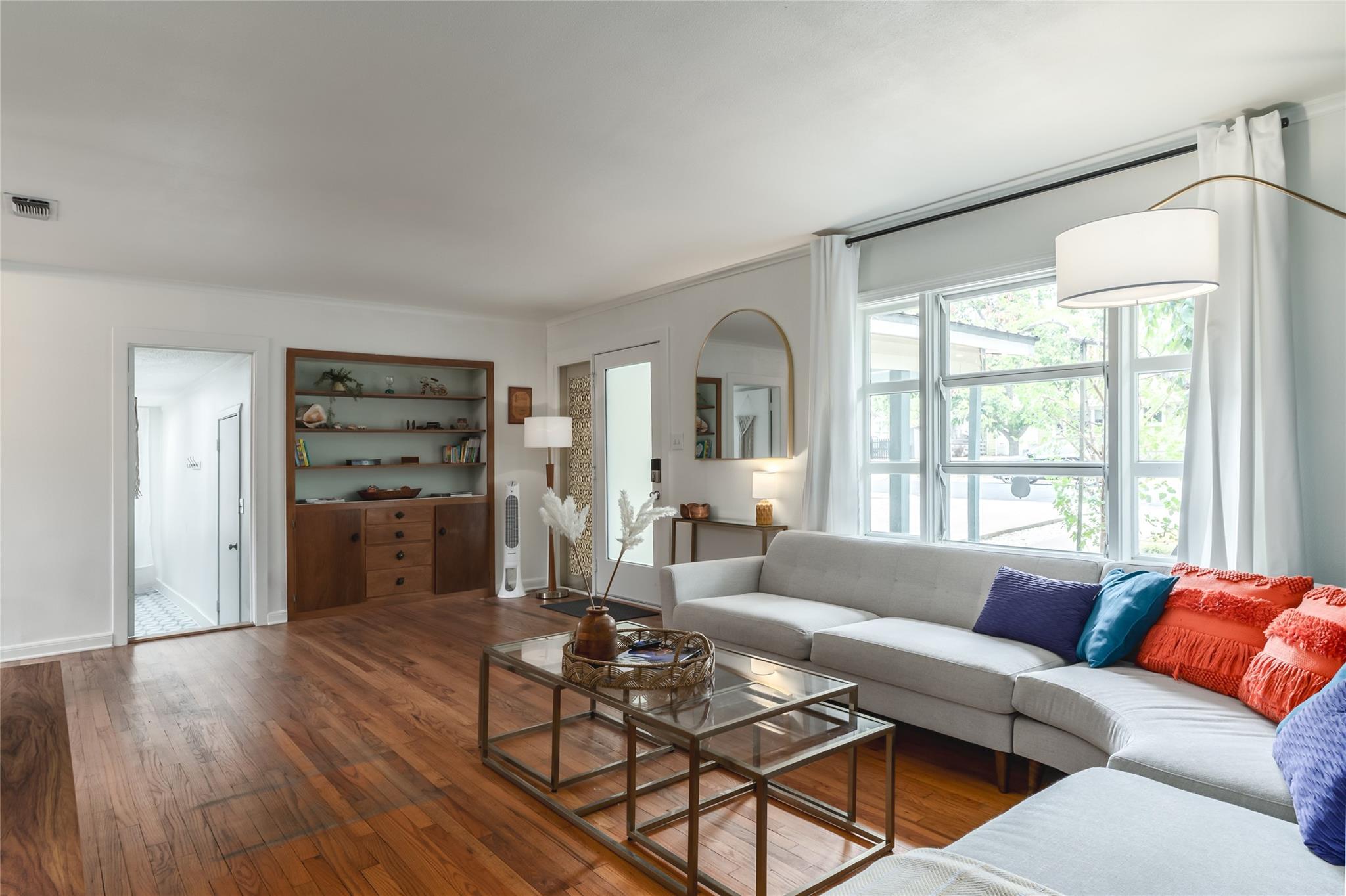 Listing photo 1 of 6004  Woodview Ave