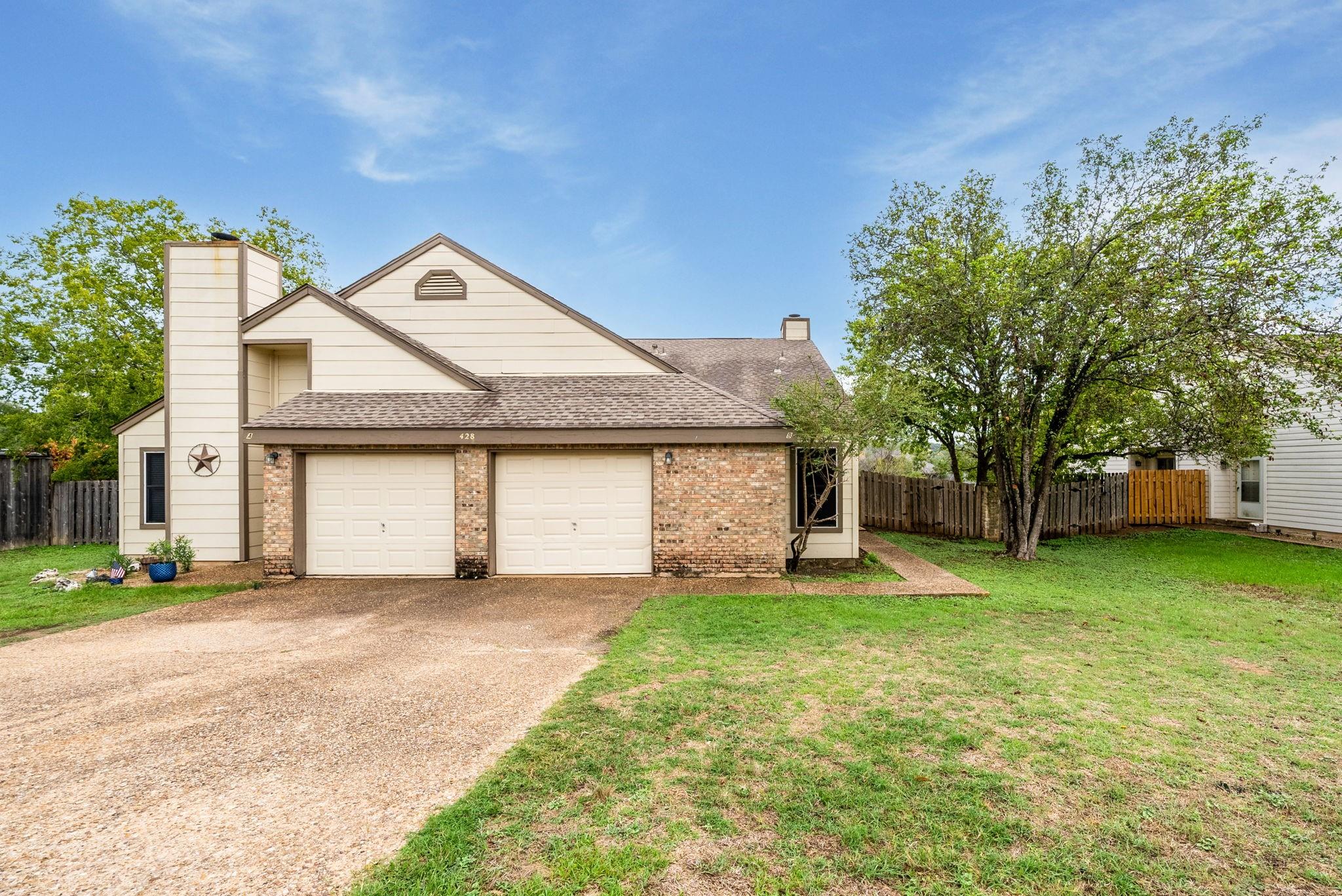 Listing photo 1 of 428 S Sailmaster St  #B
