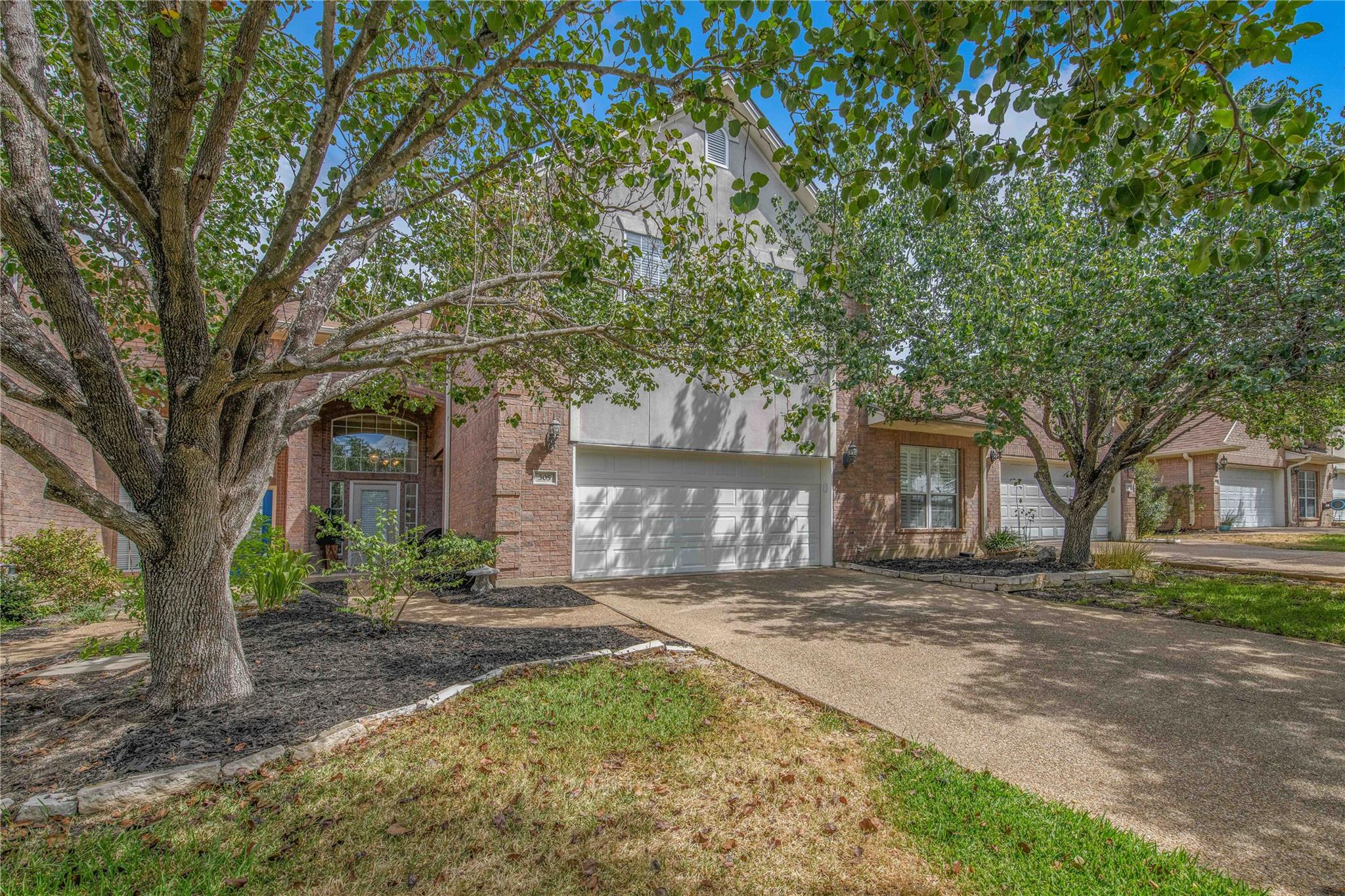 Listing photo 1 of 305  Chimney Hill Dr