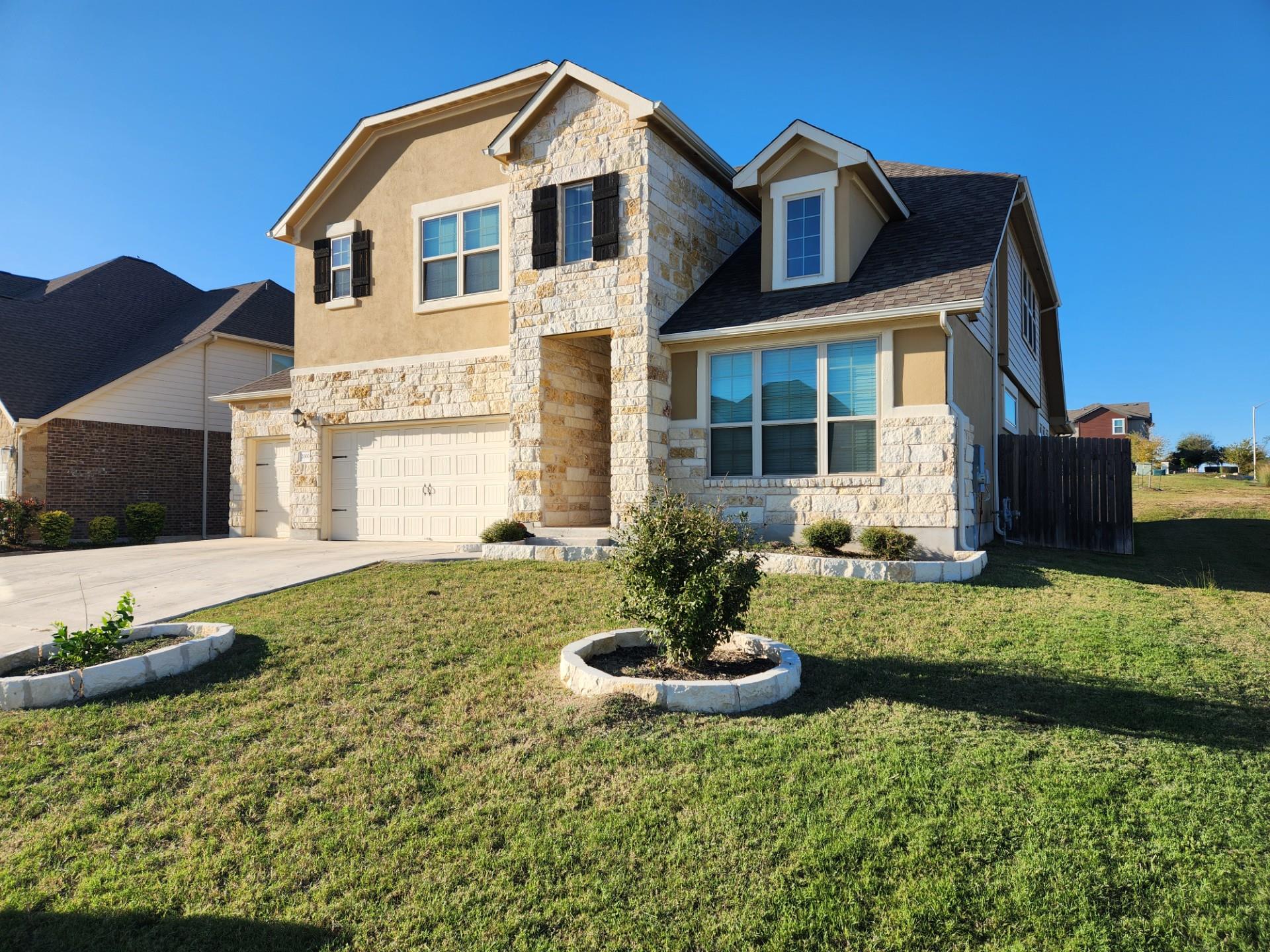 Listing photo 1 of 2000  Chamberlin Trl