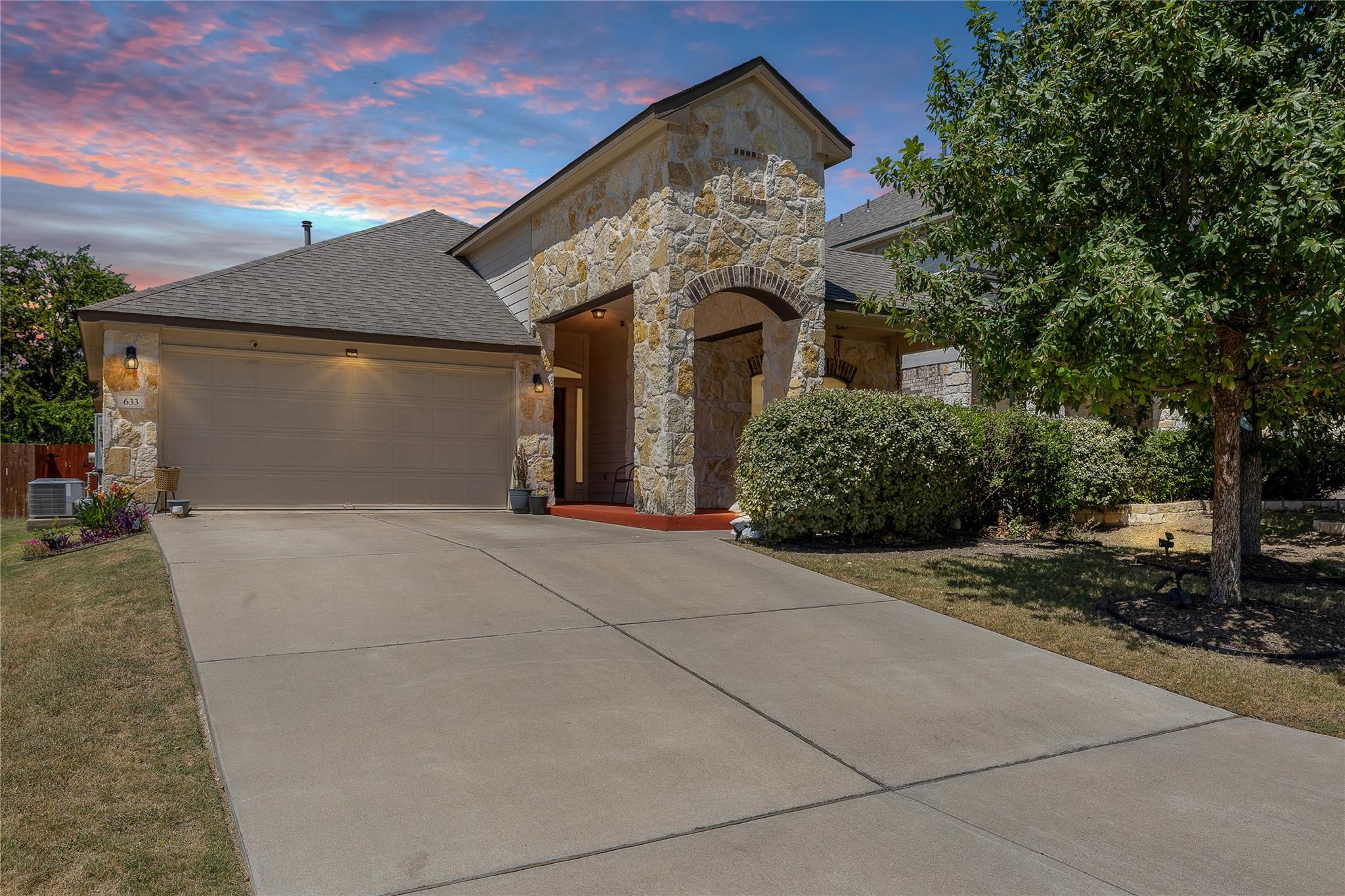 Listing photo 1 of 633  Schefer St