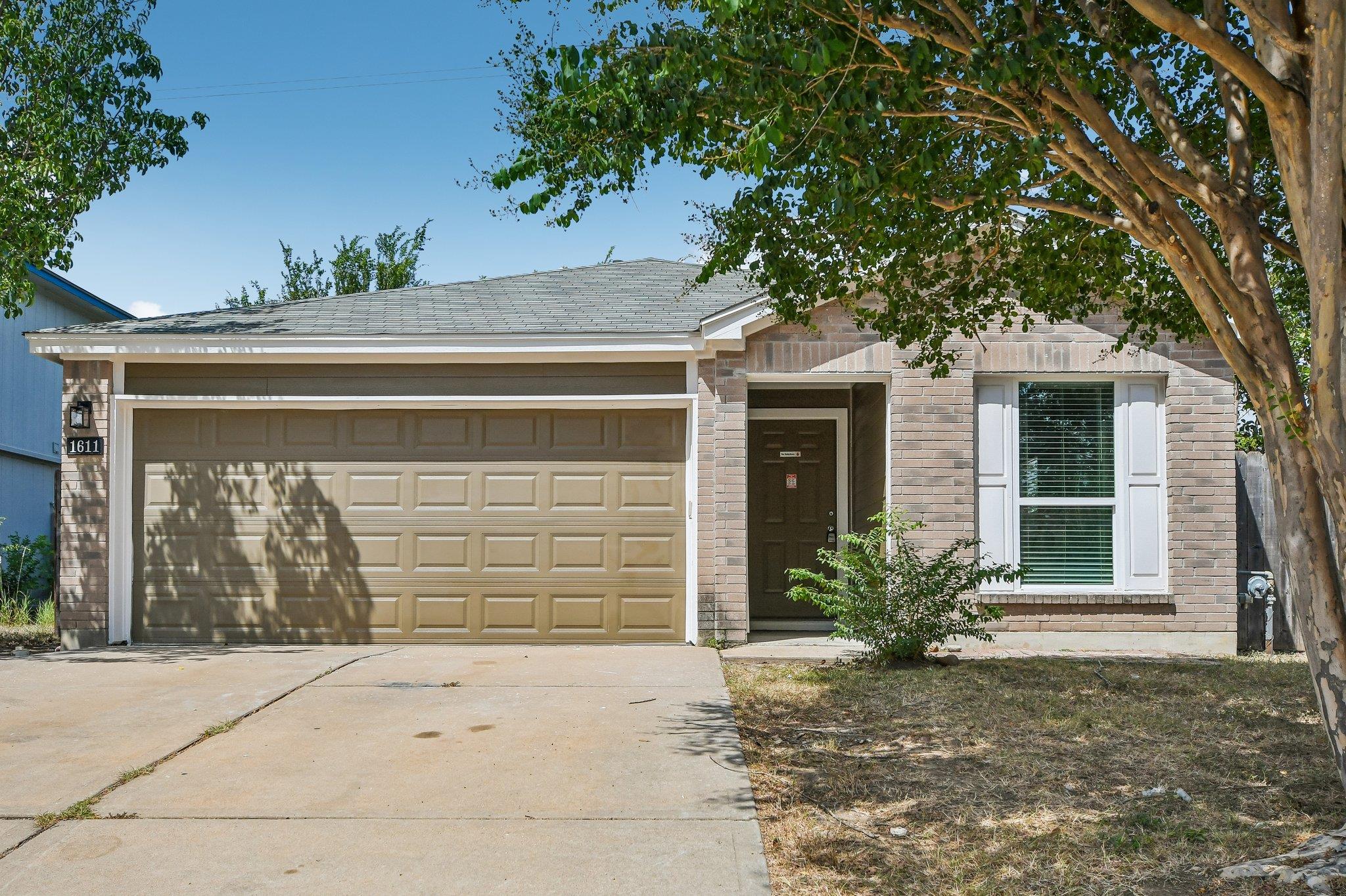 Listing photo 1 of 1611  Lantern Light Dr
