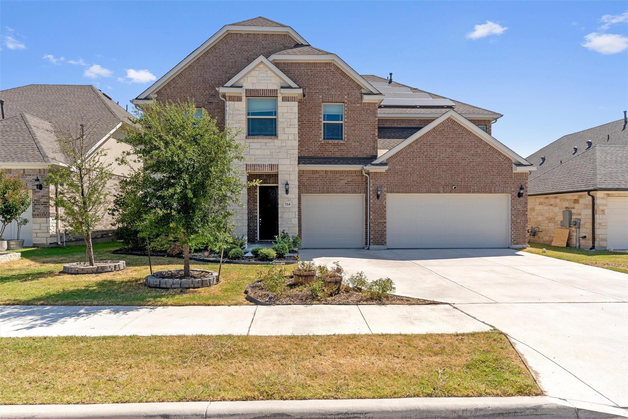 Listing photo 1 of 724  Landing Ln
