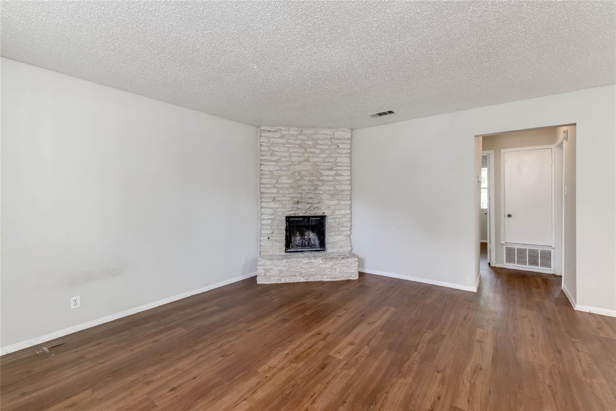 Listing photo 1 of 11907  Alpheus Ave  #B