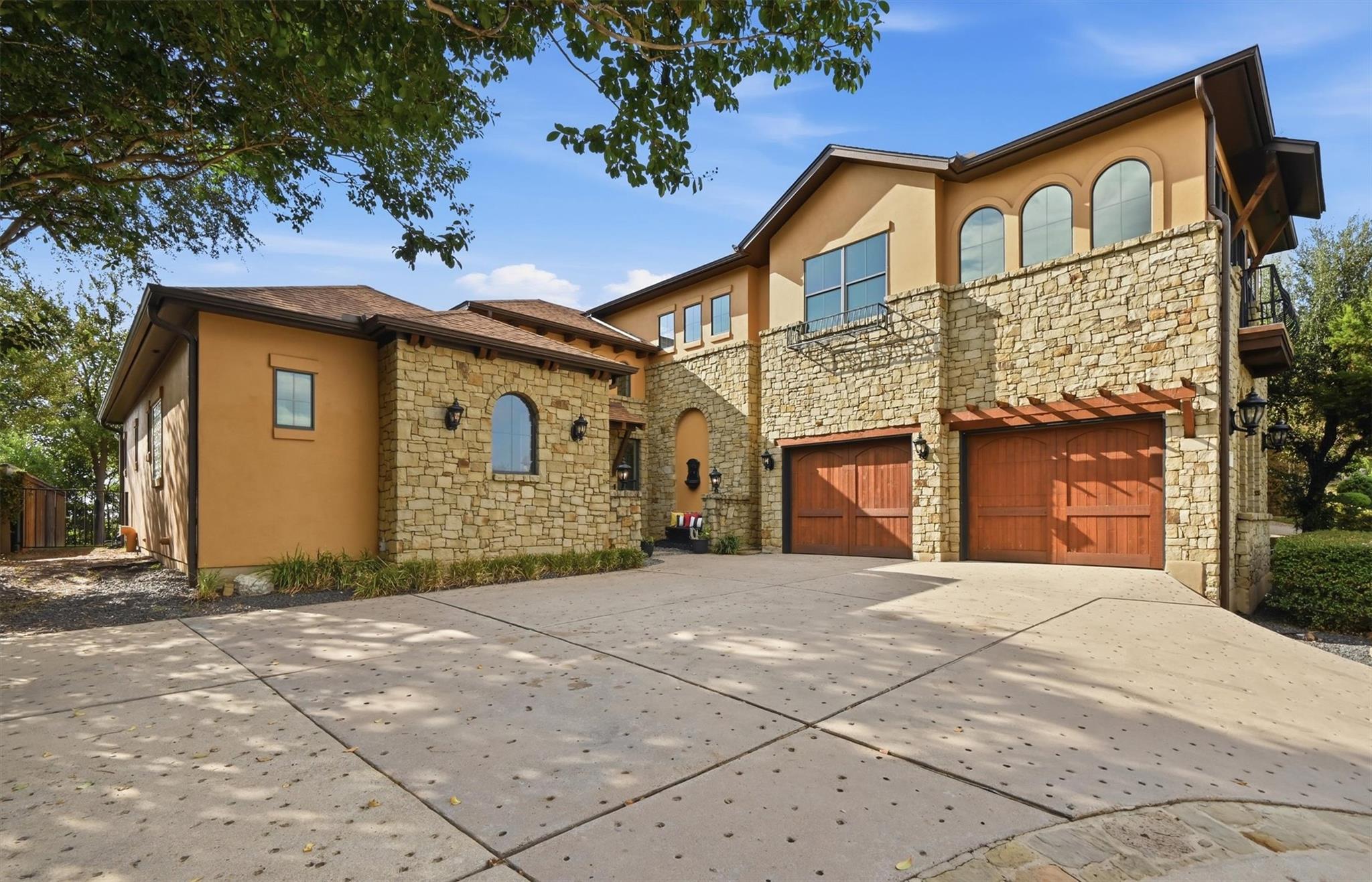 Listing photo 1 of 1107 NW Big Bill Ct