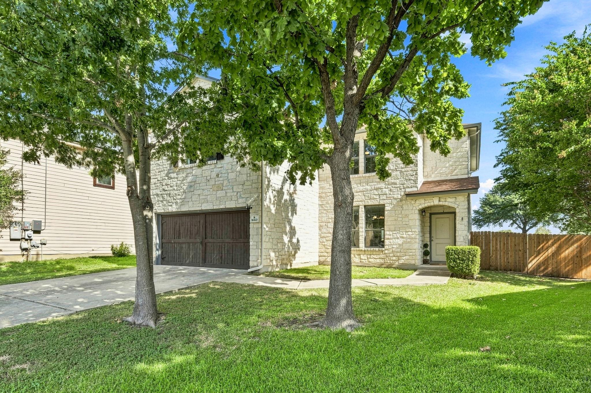 Listing photo 1 of 1660  Bayland St