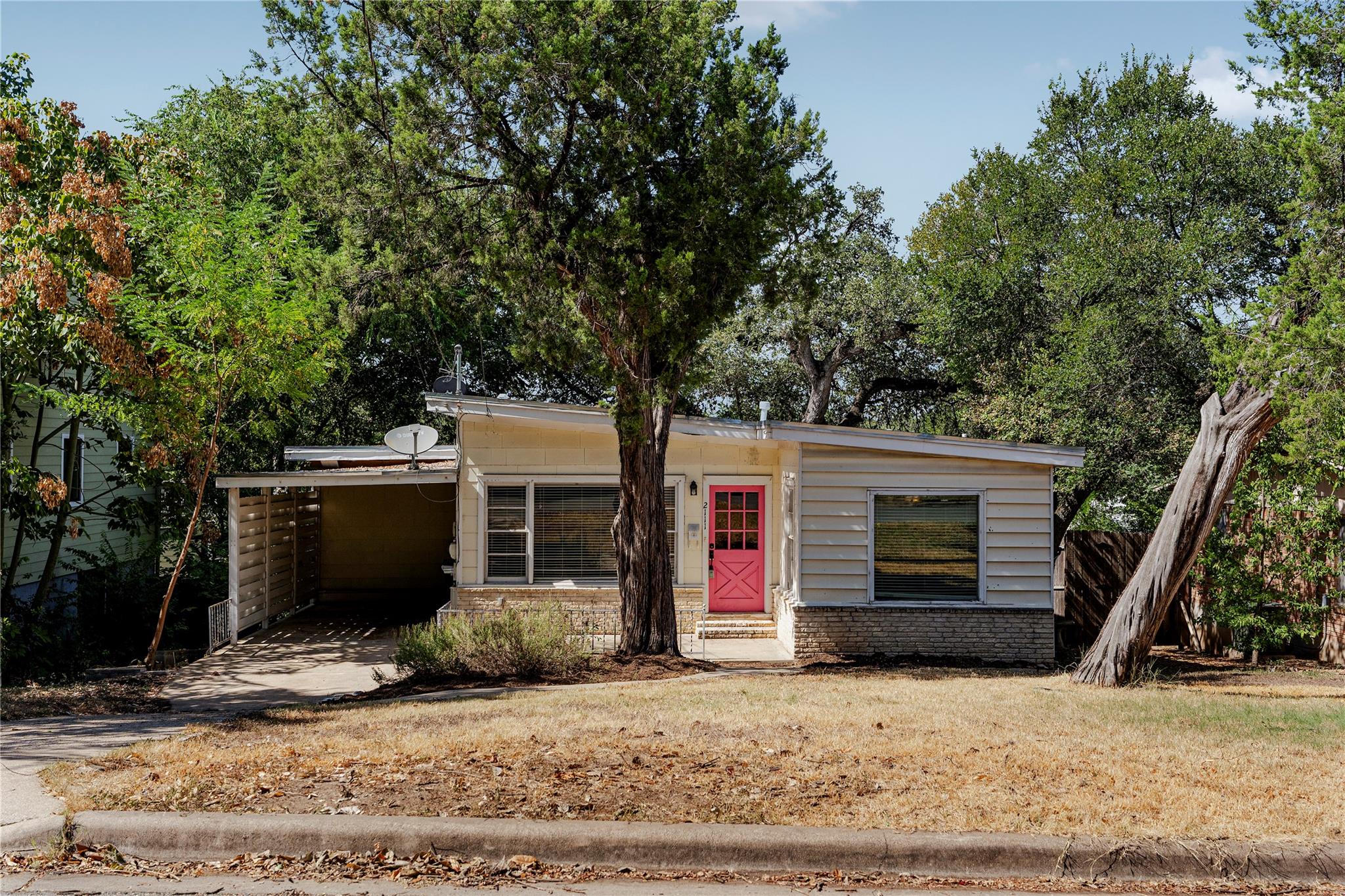 Listing photo 1 of 2111 W 10th St
