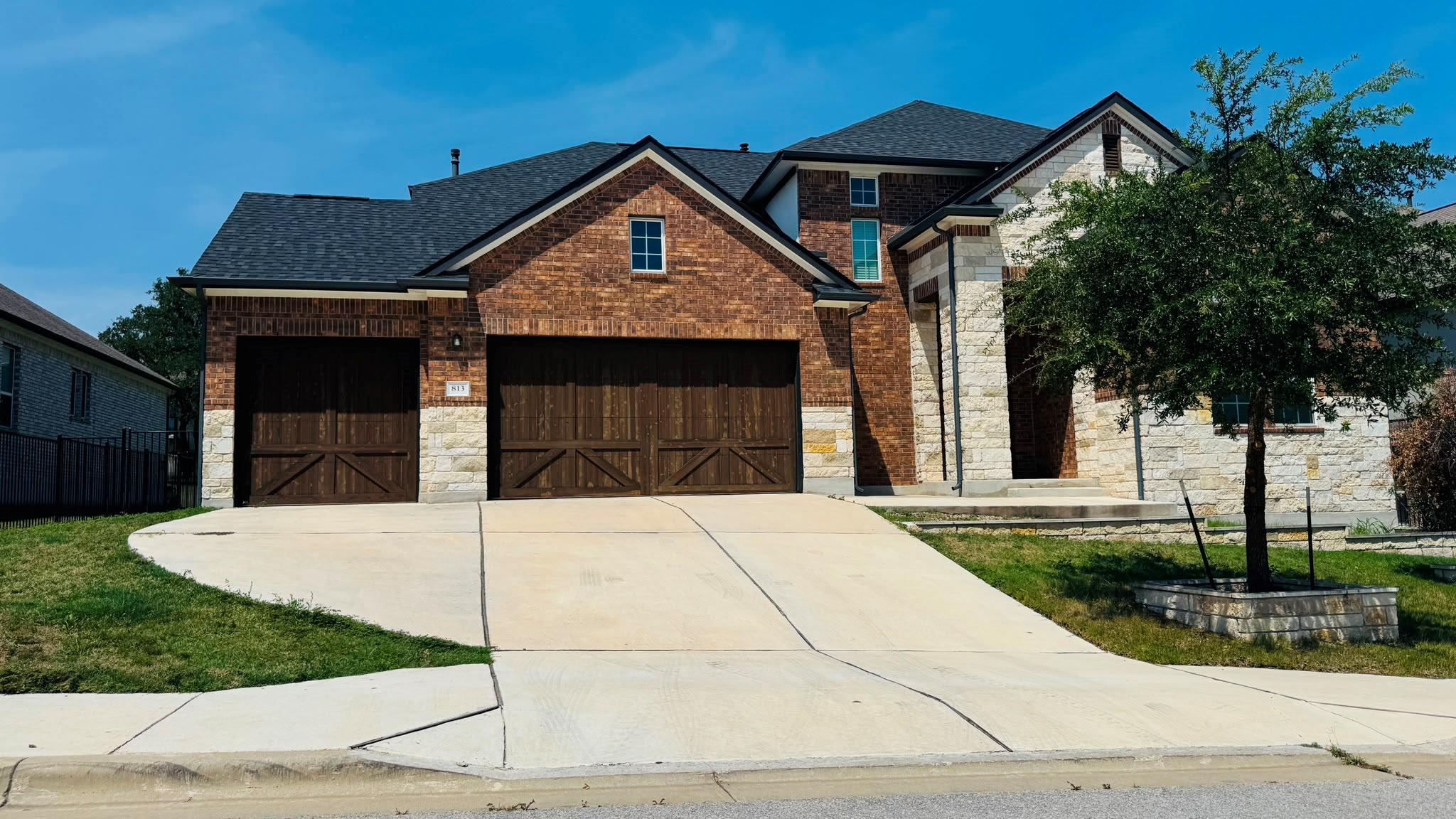 Listing photo 1 of 813  Palamos Dr