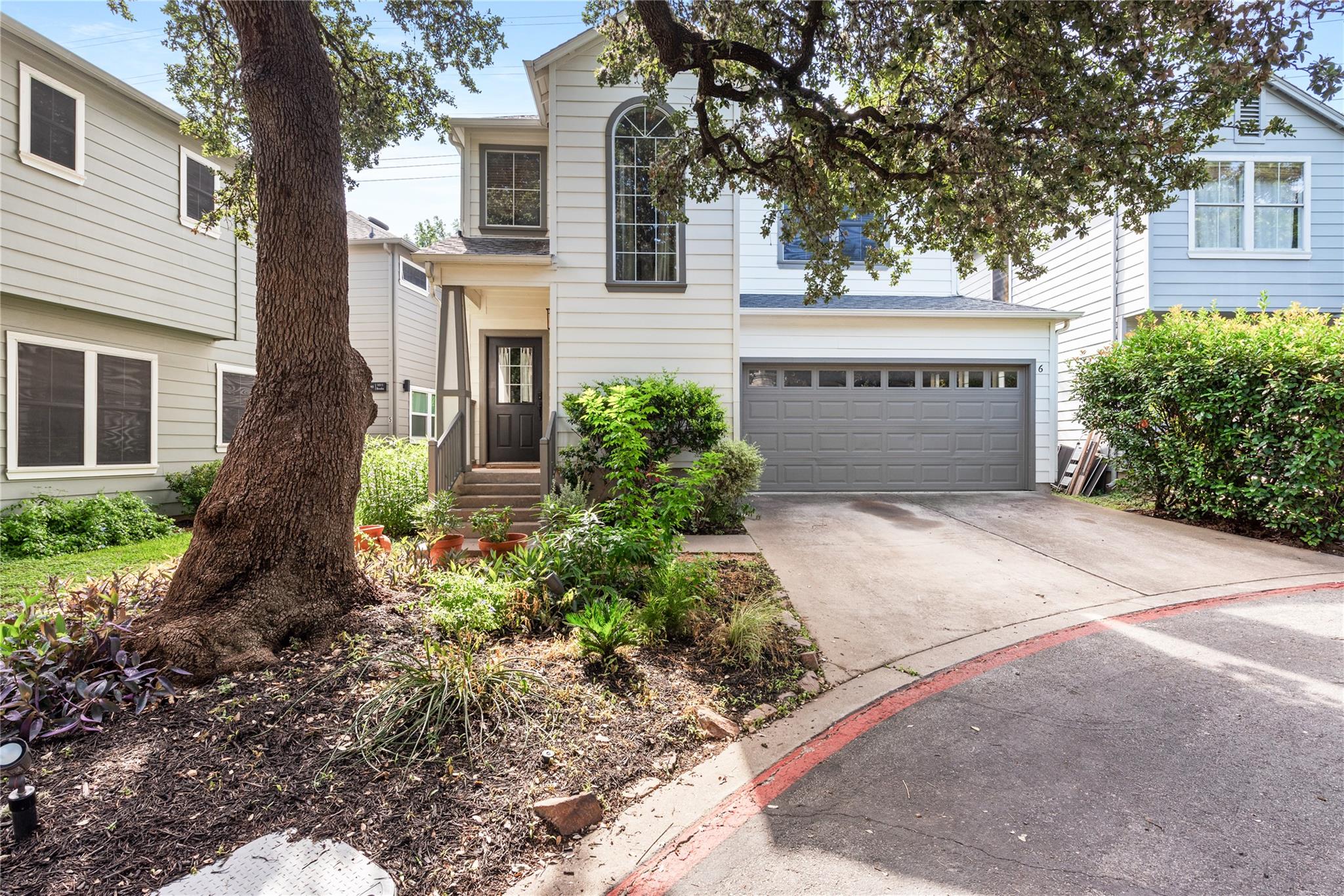 Listing photo 1 of 1011  Brodie St  #6