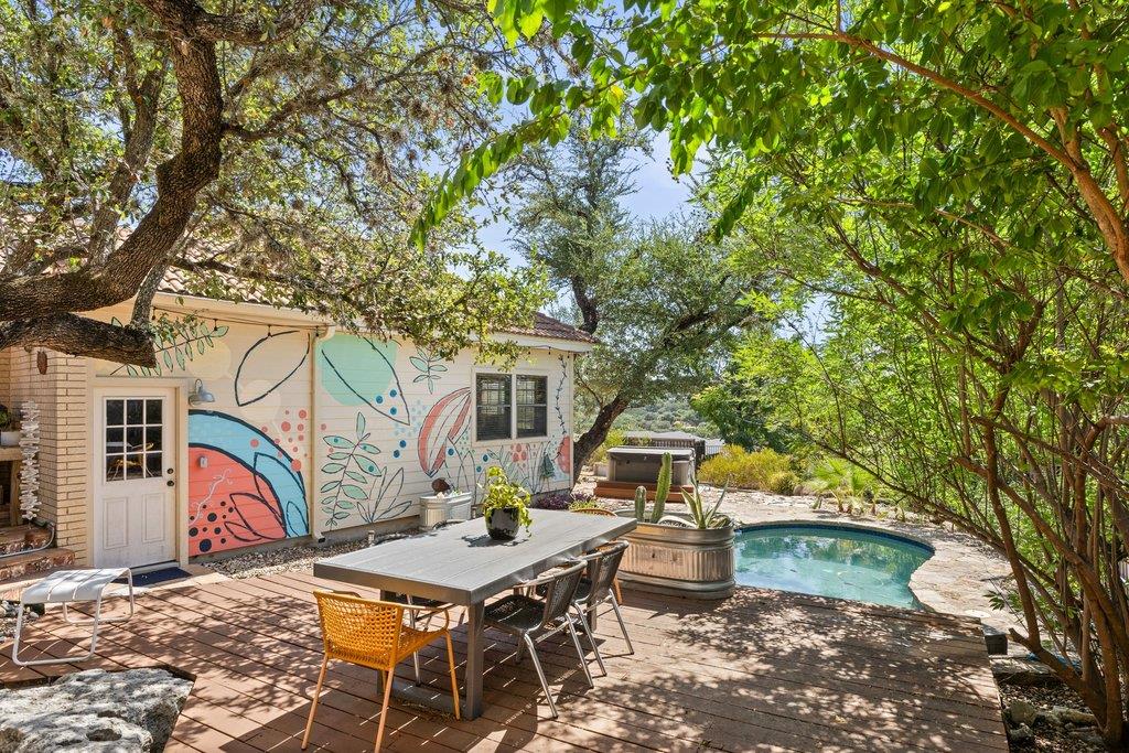 Listing photo 1 of 124  Lakeway Dr