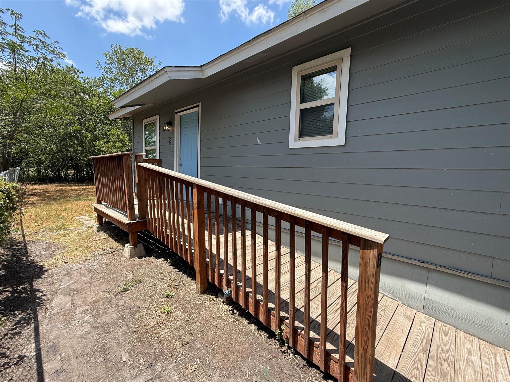Listing photo 1 of 1009  Alex St  #B