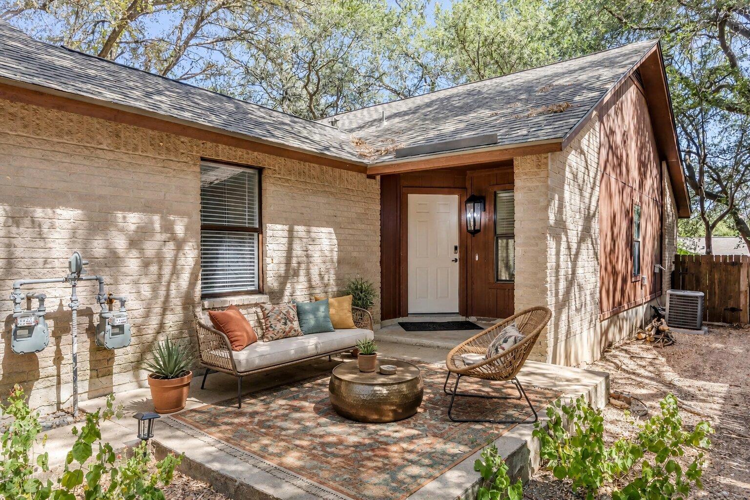 Listing photo 1 of 1008  Milford Way  #B