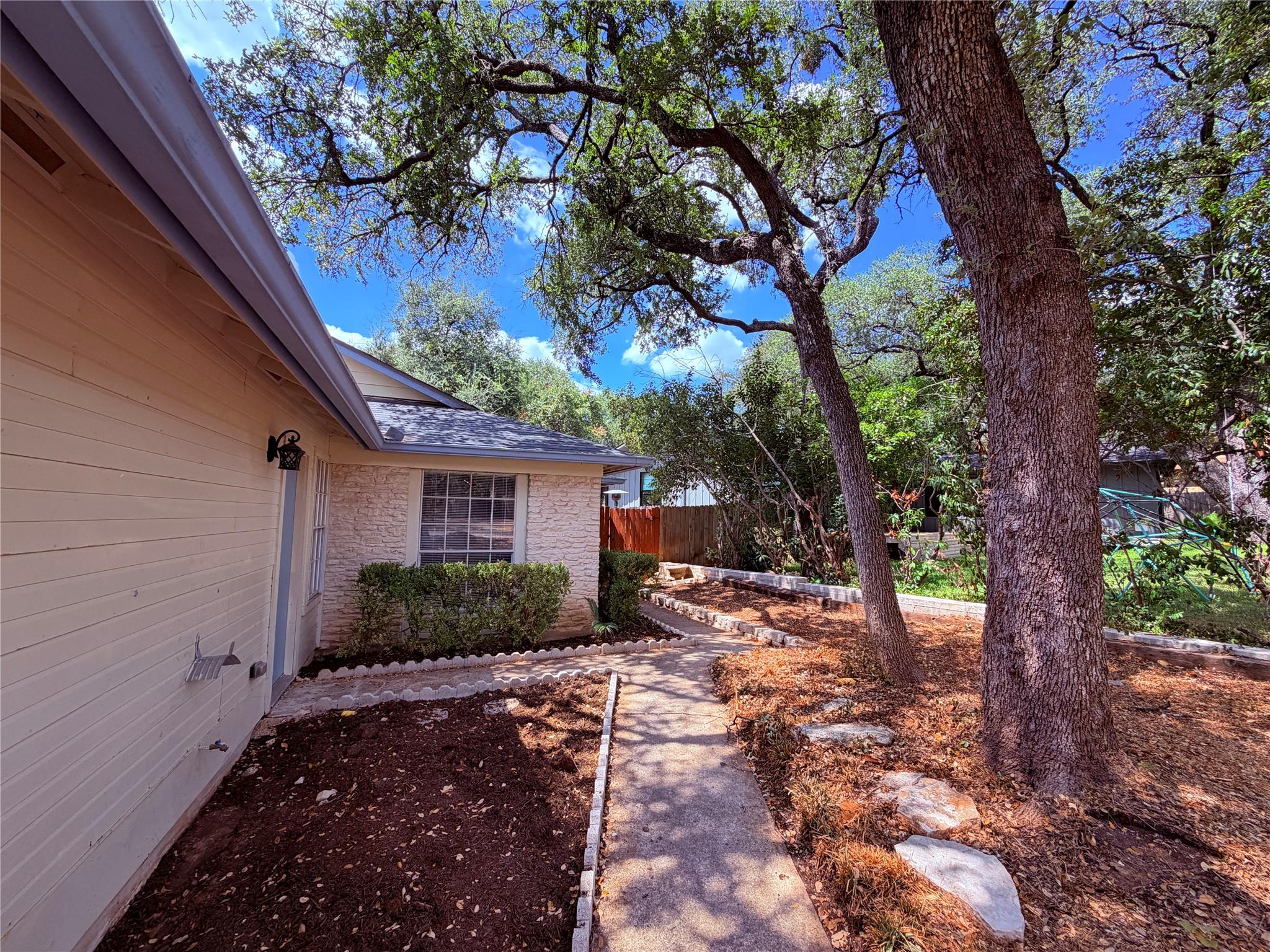 Listing photo 1 of 12102  Arrowwood Dr  #B
