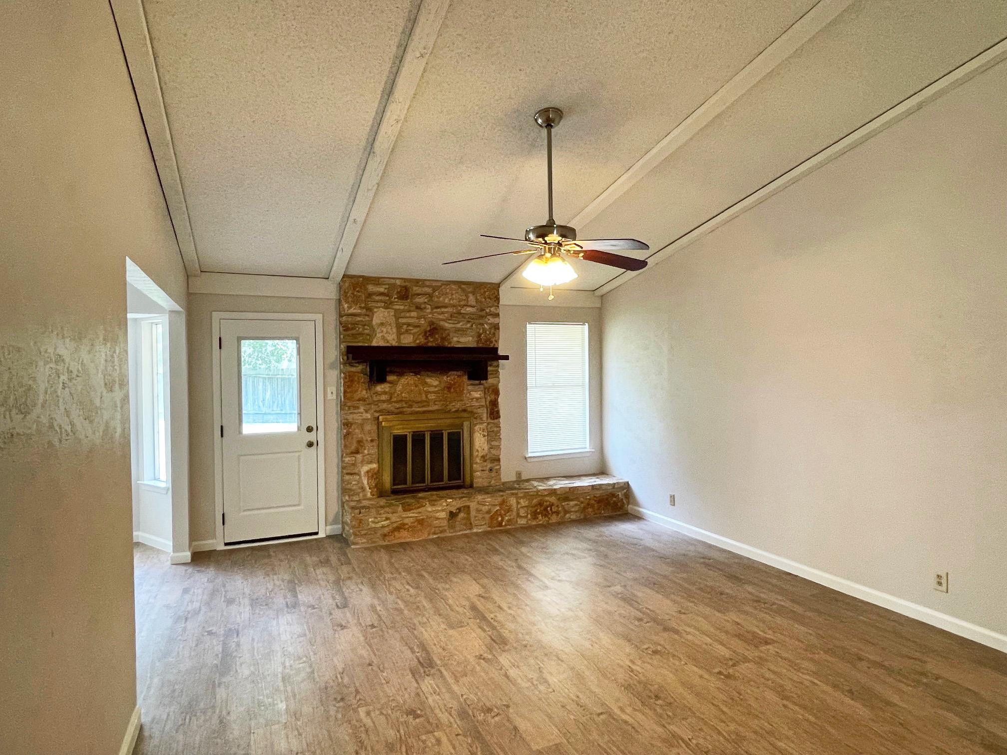 Listing photo 1 of 906  Acorn Oaks Dr