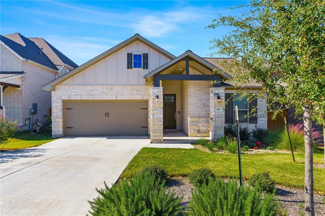 Listing photo 1 of 941  Del Raphael Dr