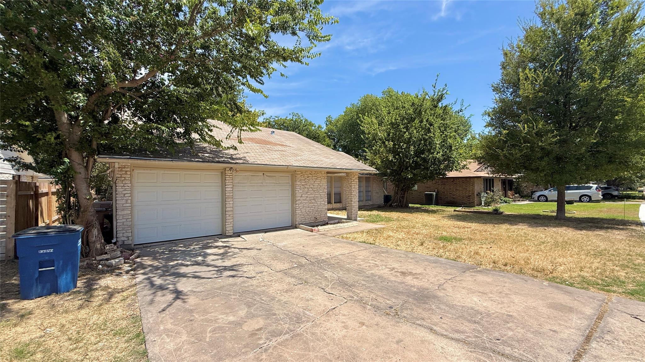 Listing photo 1 of 10105  Oak Hollow Dr
