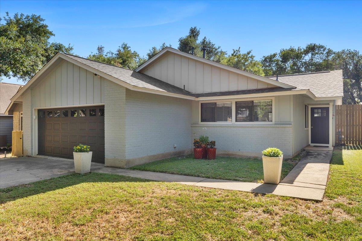 Listing photo 1 of 9820  Briar Ridge Dr