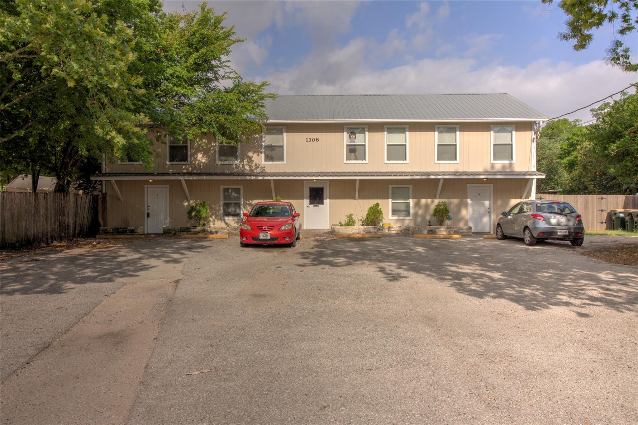 Multi-unit residential structure with vertical si
