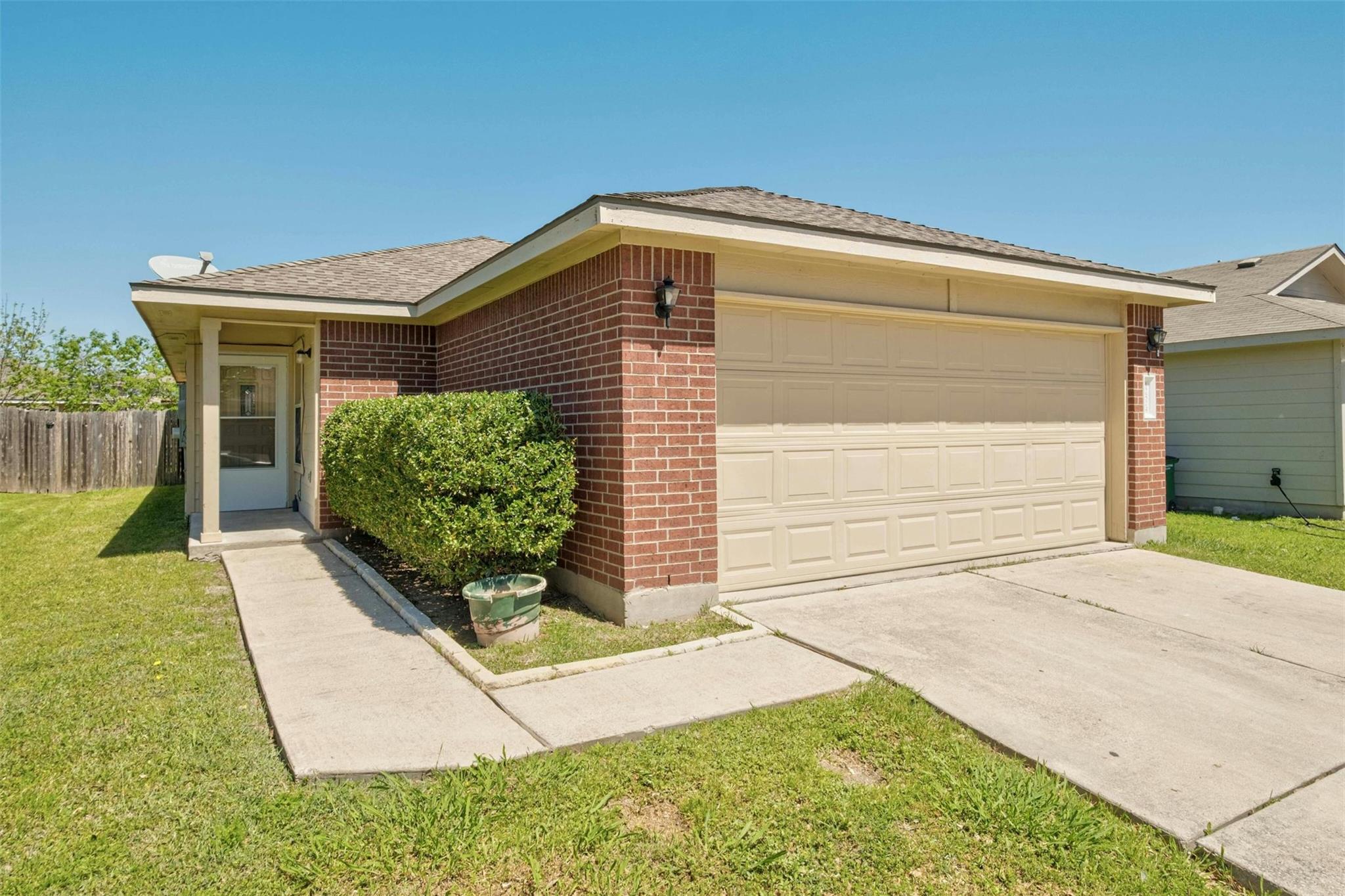 Listing photo 1 of 12524  Sky Harbor Dr