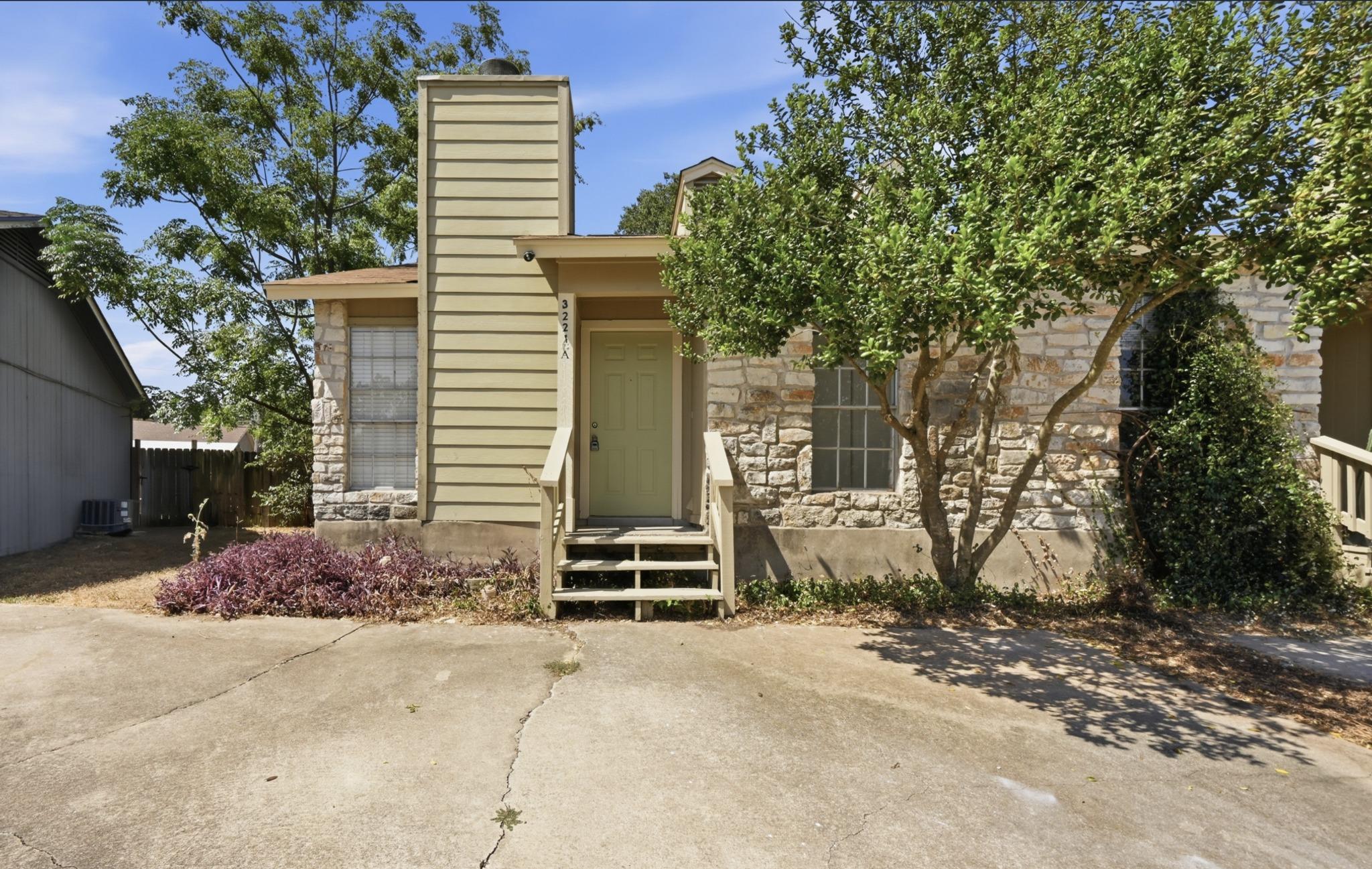 Listing photo 1 of 3221  Darnell Dr