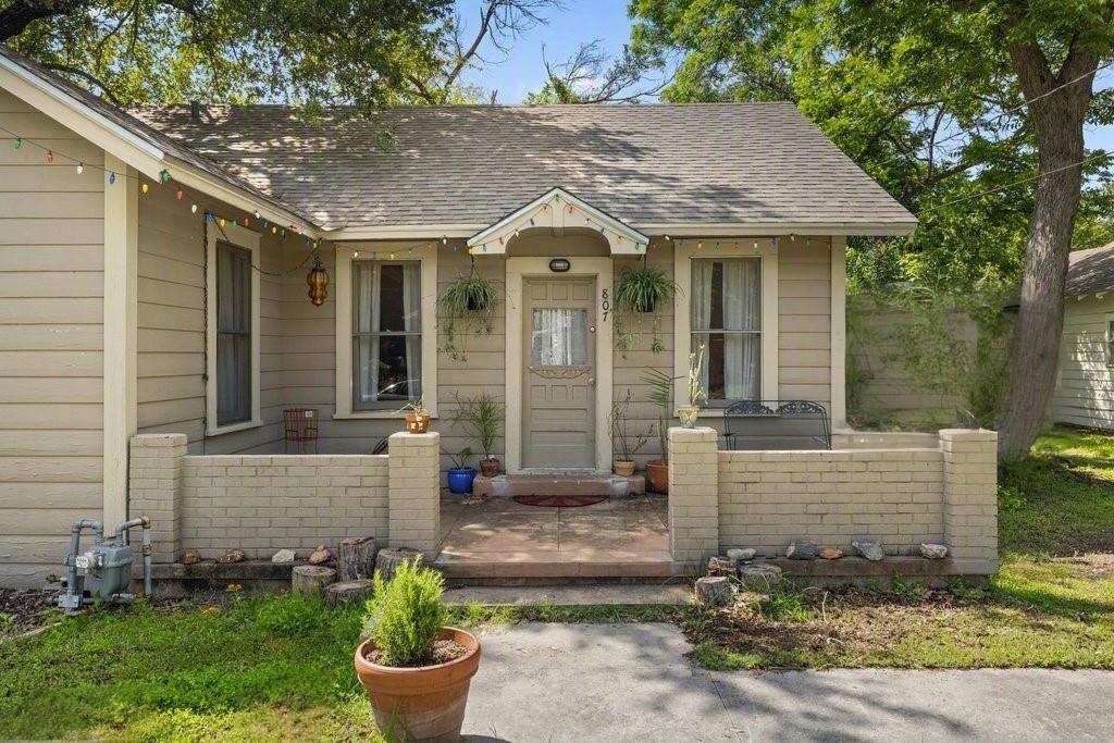 Listing photo 1 of 807  Cecelia St