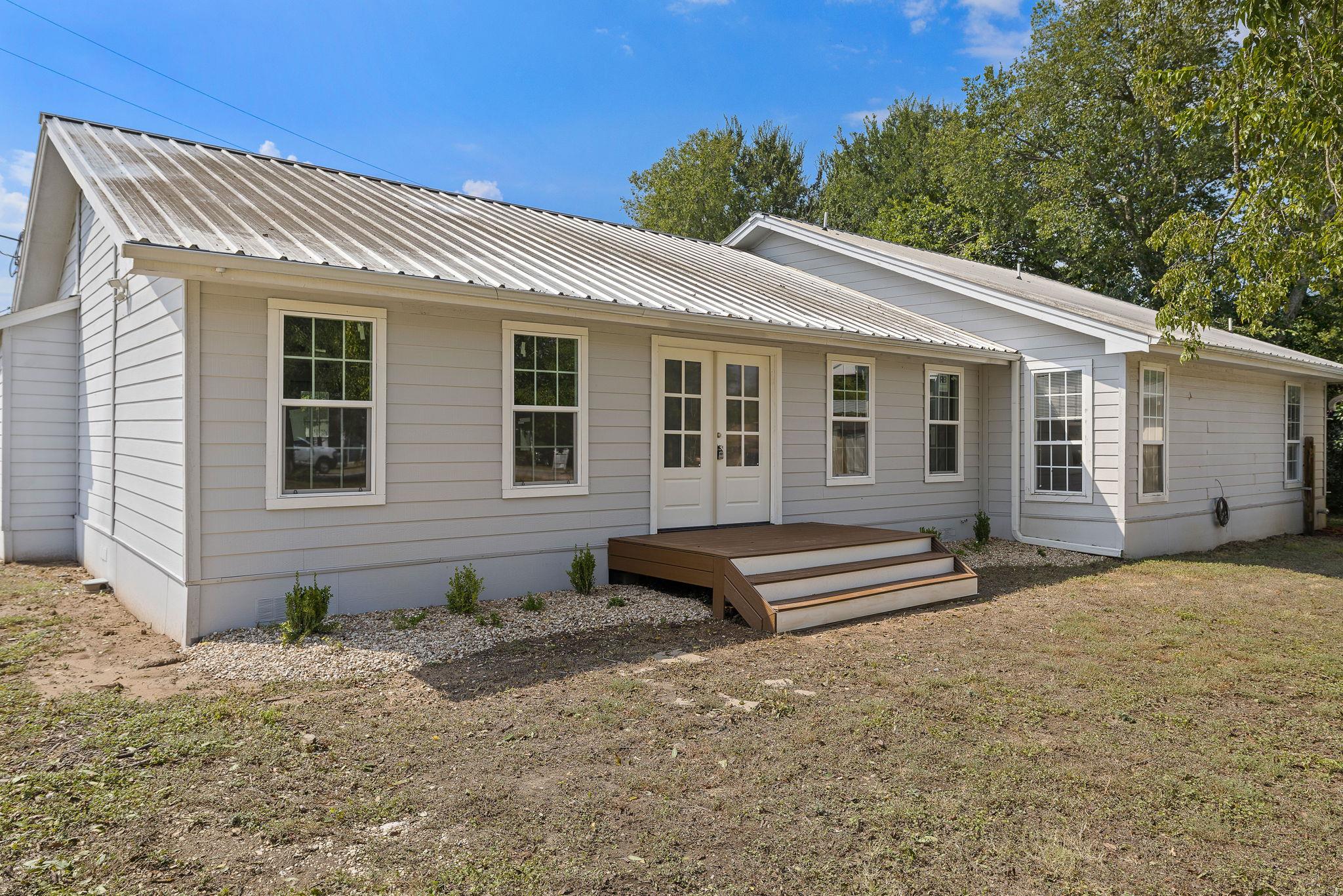 Listing photo 1 of 205 E Myrtle Ln