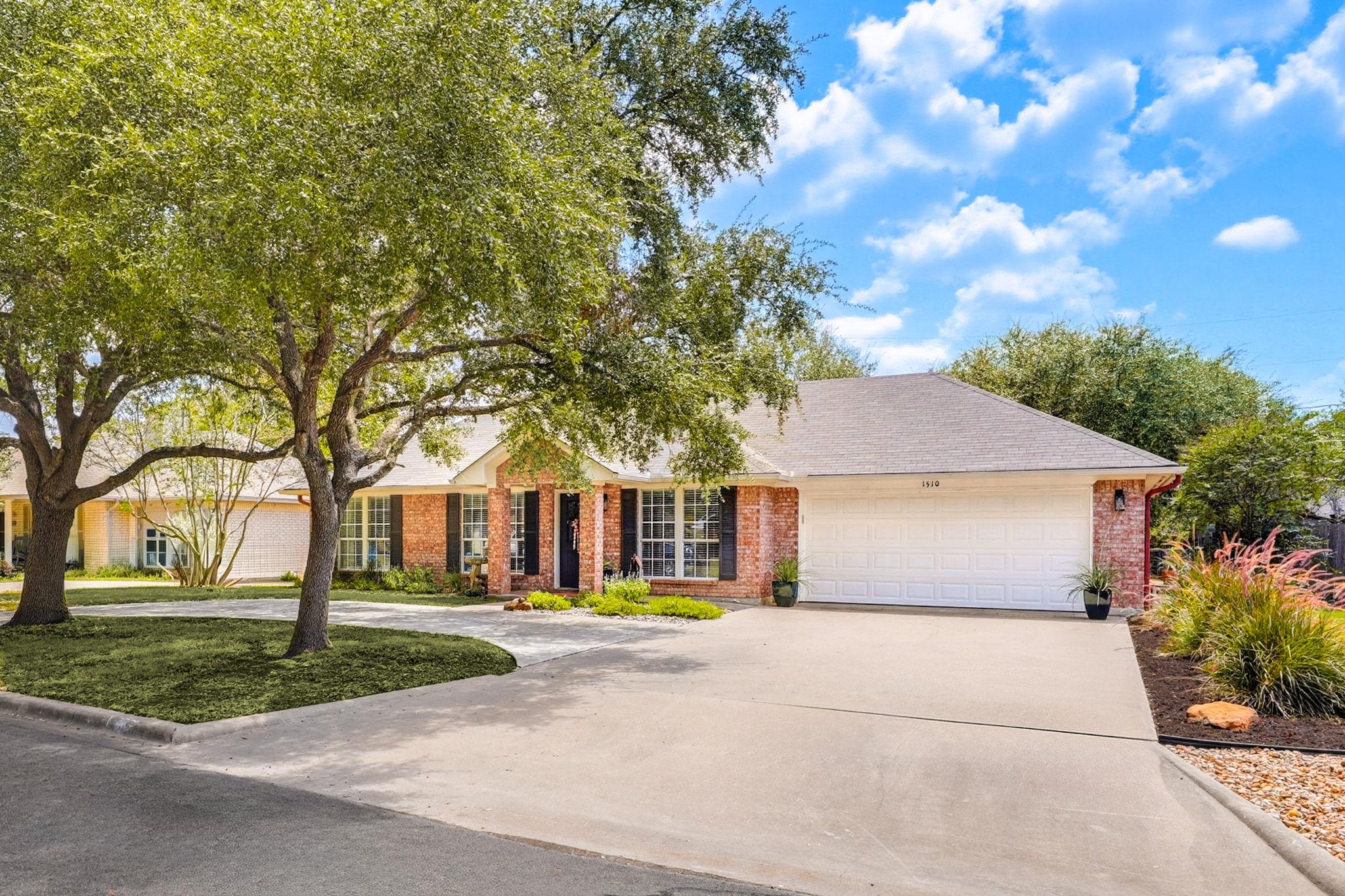Listing photo 1 of 1510  Shadow Walk