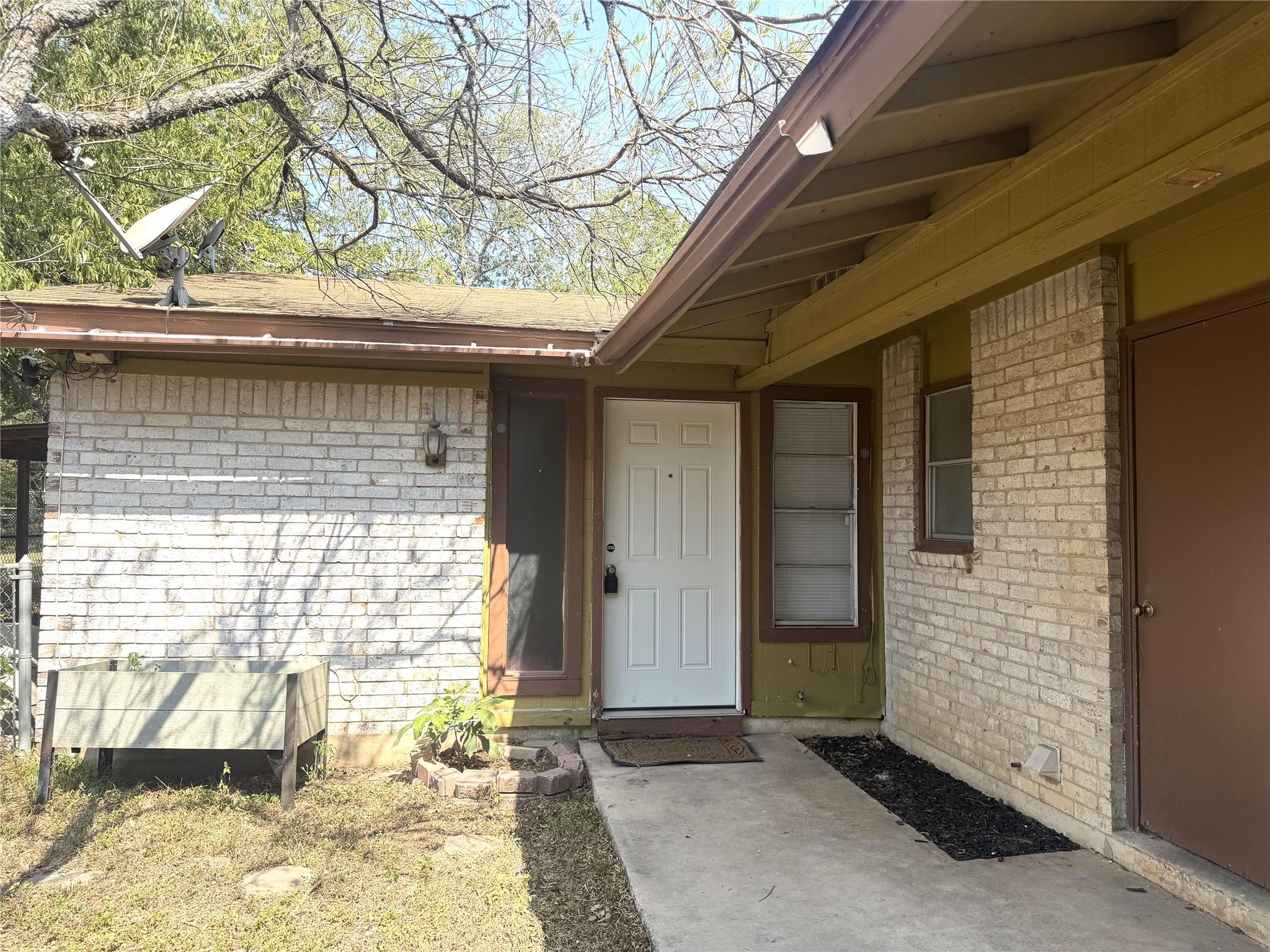 Listing photo 1 of 421  Live Oak St