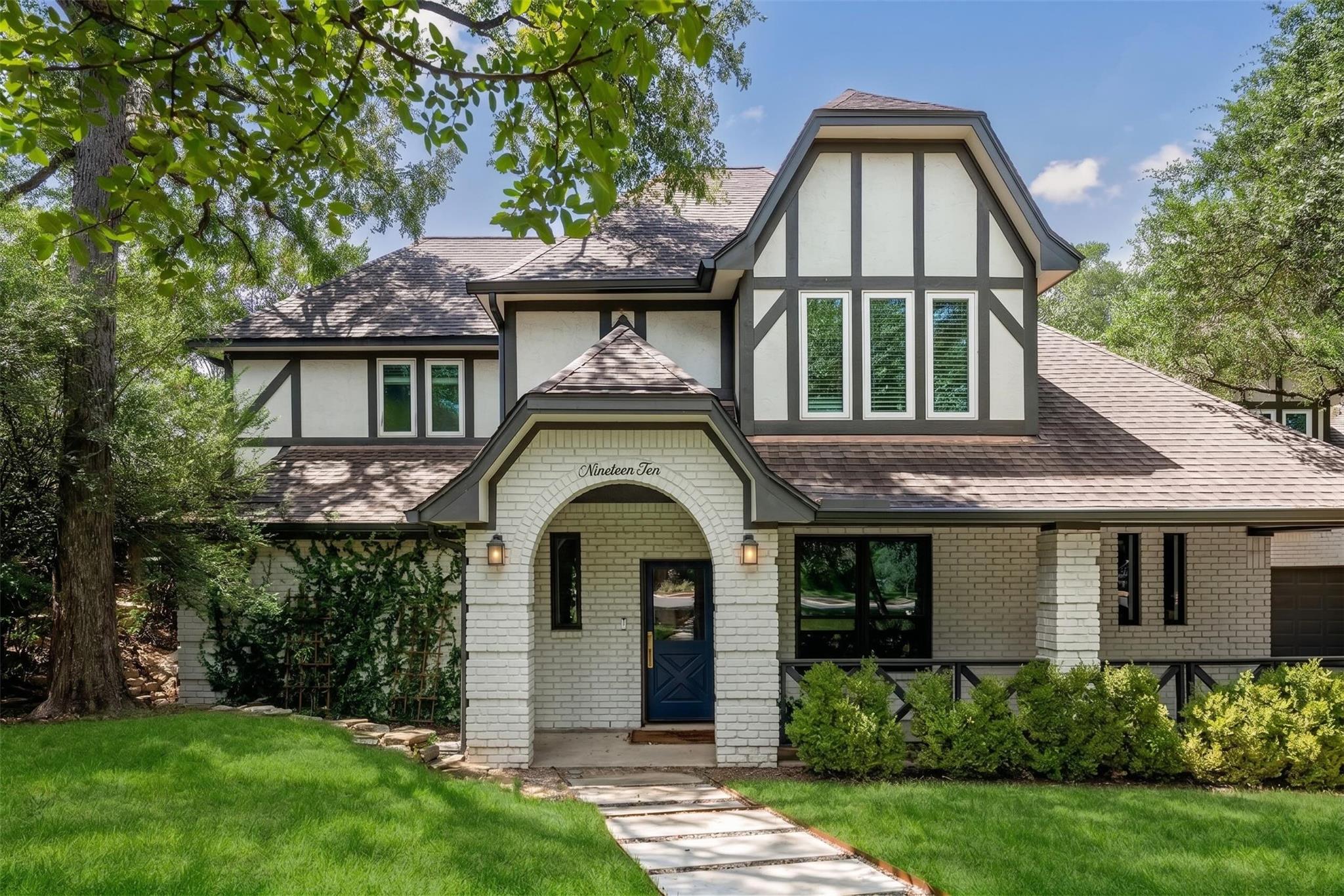 Listing photo 1 of 1910  Holly Hill Dr